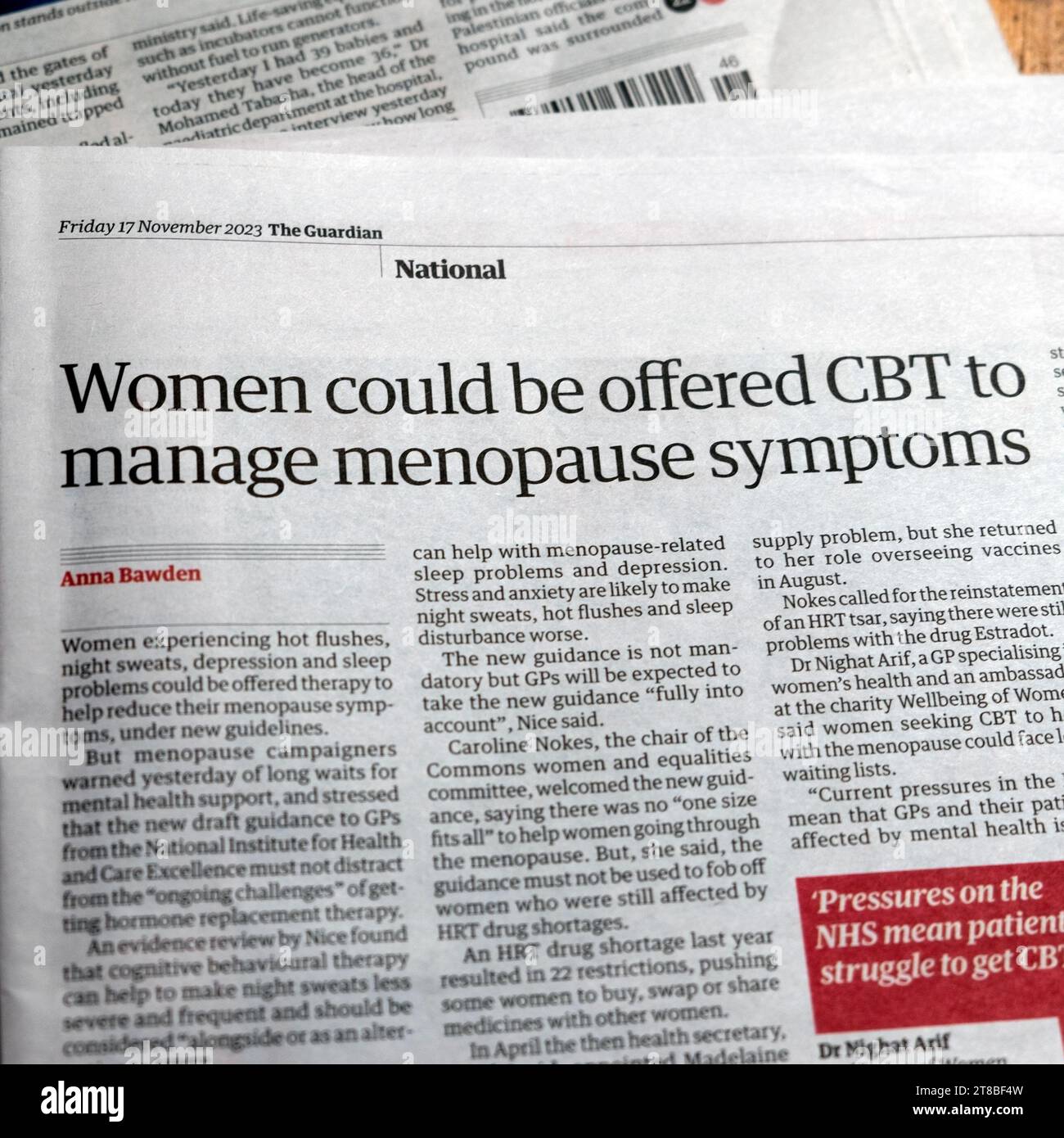 «Les femmes pourraient se voir offrir la TCC pour gérer les symptômes de la ménopause» journal Guardian titre santé mentale et article HRT 17 novembre 2023 Londres Angleterre Royaume-Uni Banque D'Images