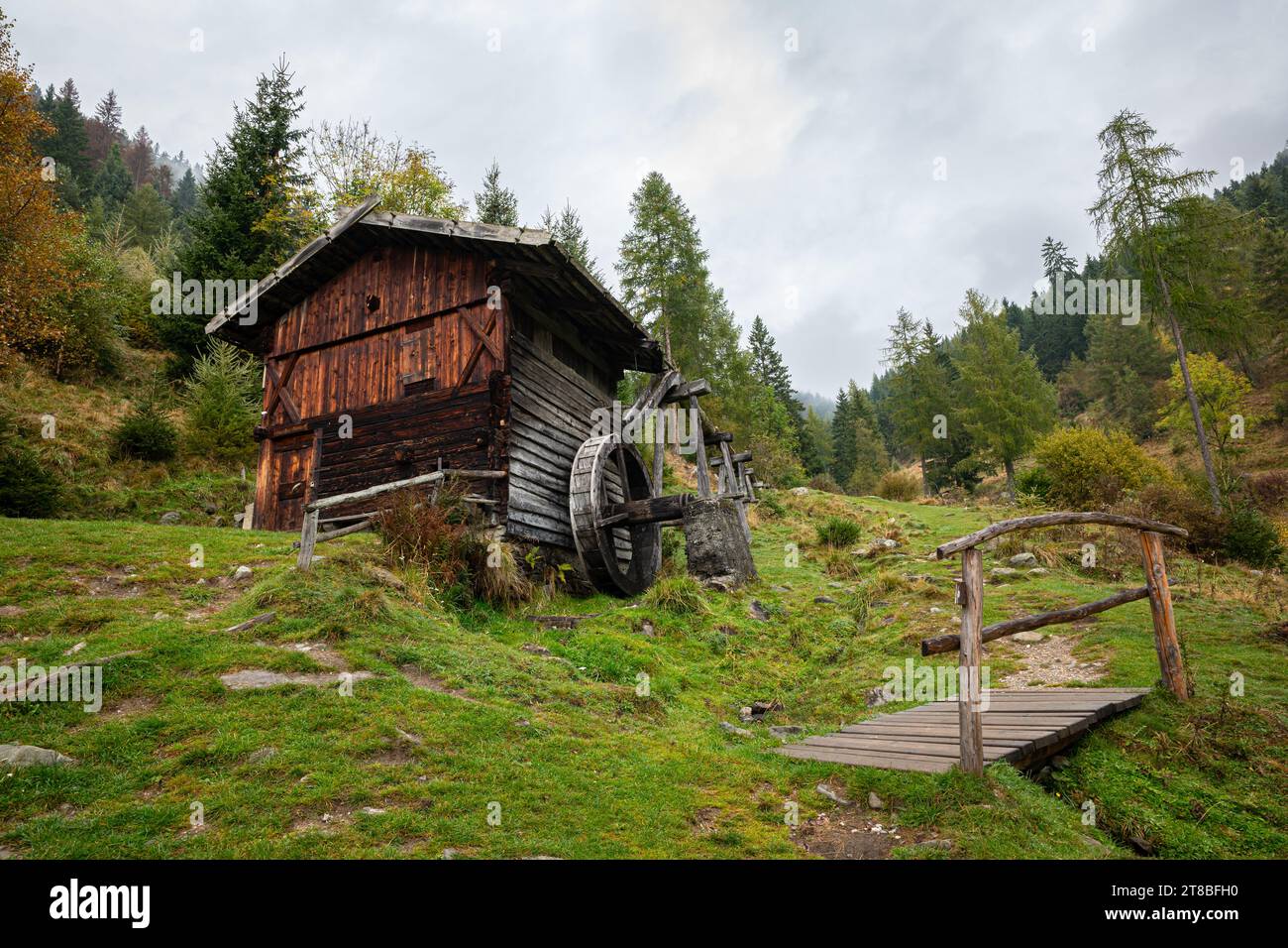 Moulin à eau idyllique en bois dans les Alpes Banque D'Images