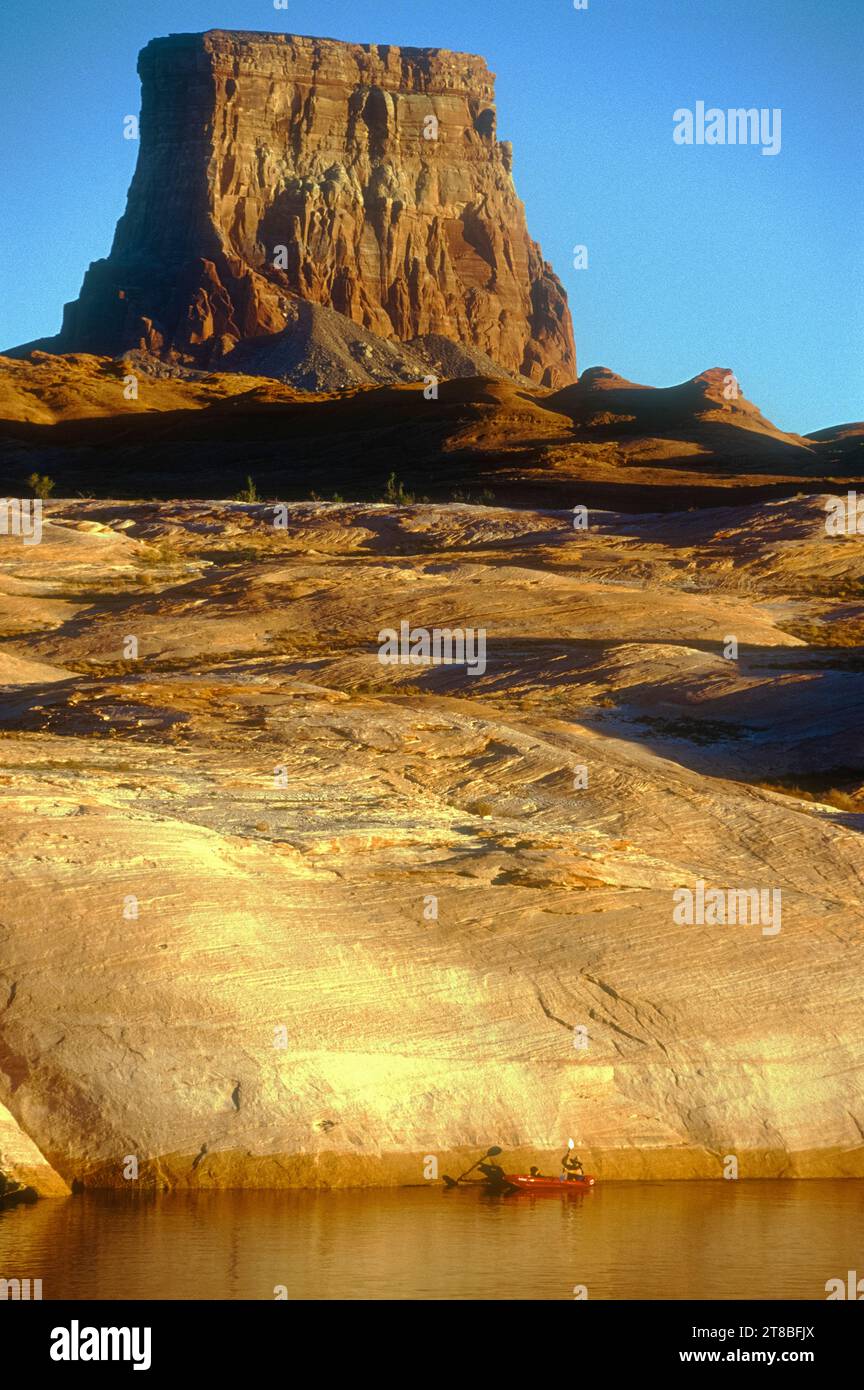 Jay Holiday kayaks dans le lee de Tower Butte, dans Labyrinth Canyon, Lake Powell, Arizona Banque D'Images