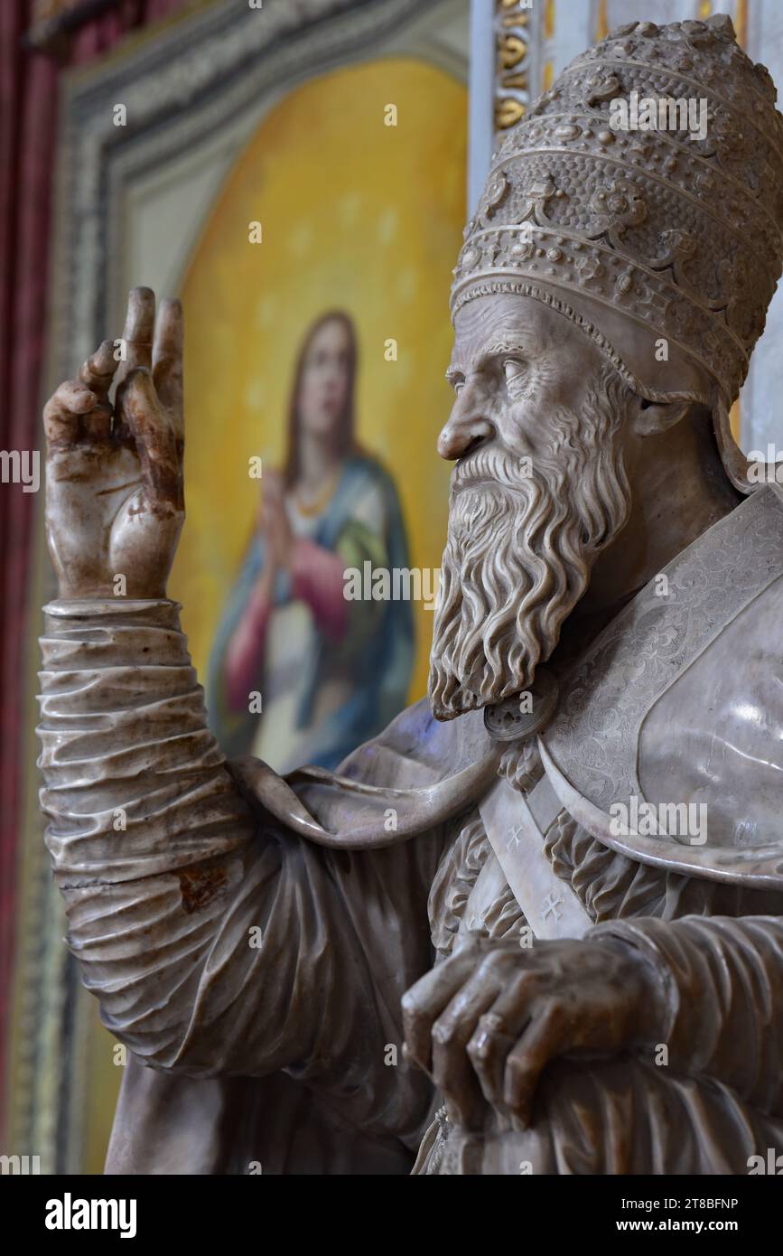 Statue du Pape Paul III à l'intérieur de l'église Santa Maria in Aracoeli, située au sommet nord de la colline du Capitole, Rome, Italie, Europe. Banque D'Images