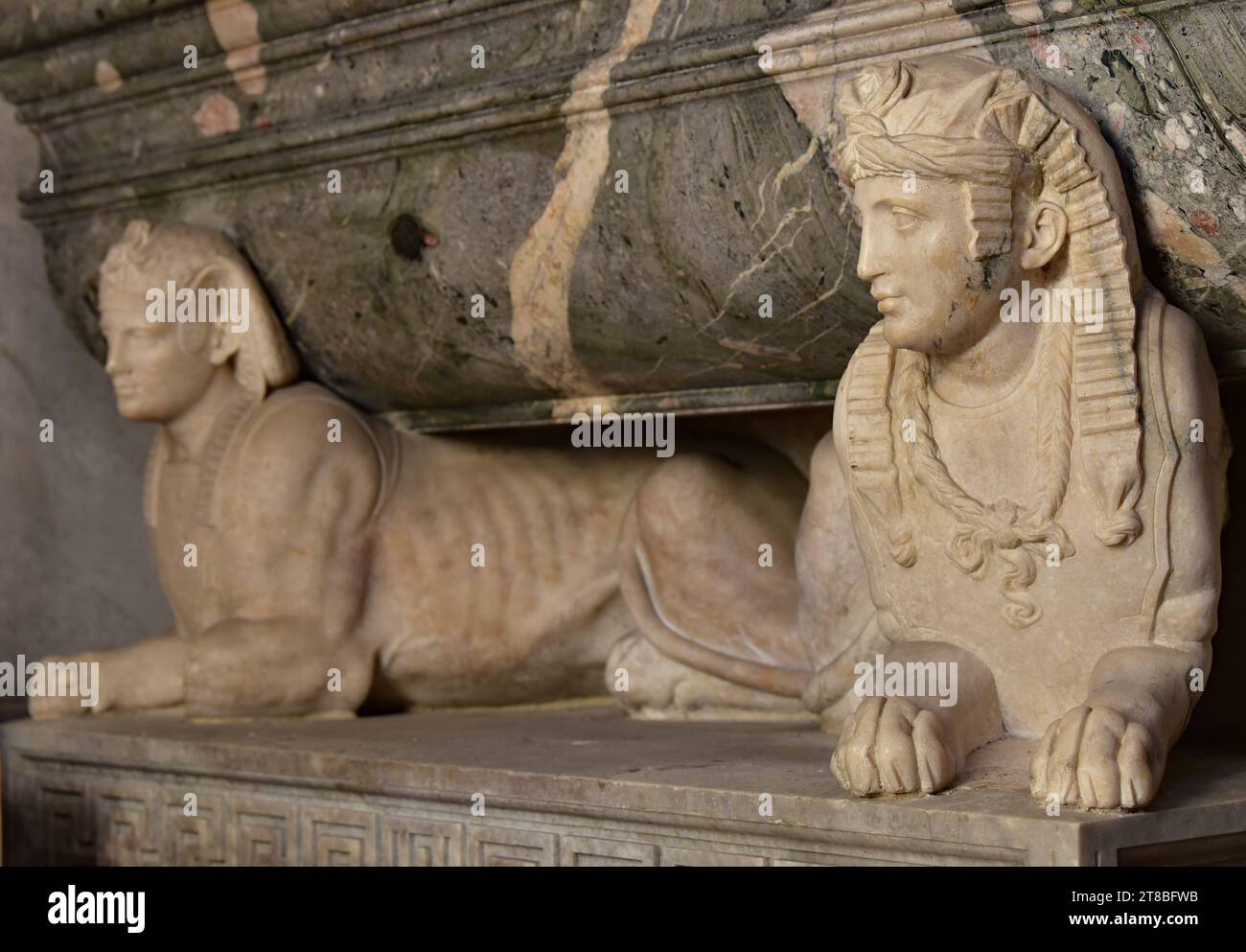 Sculpture en pierre de Sphinx à l'intérieur de Santa Maria della Pace, une belle église baroque, nichée dans les ruelles derrière la Piazza Navona, Rome, Italie. Banque D'Images
