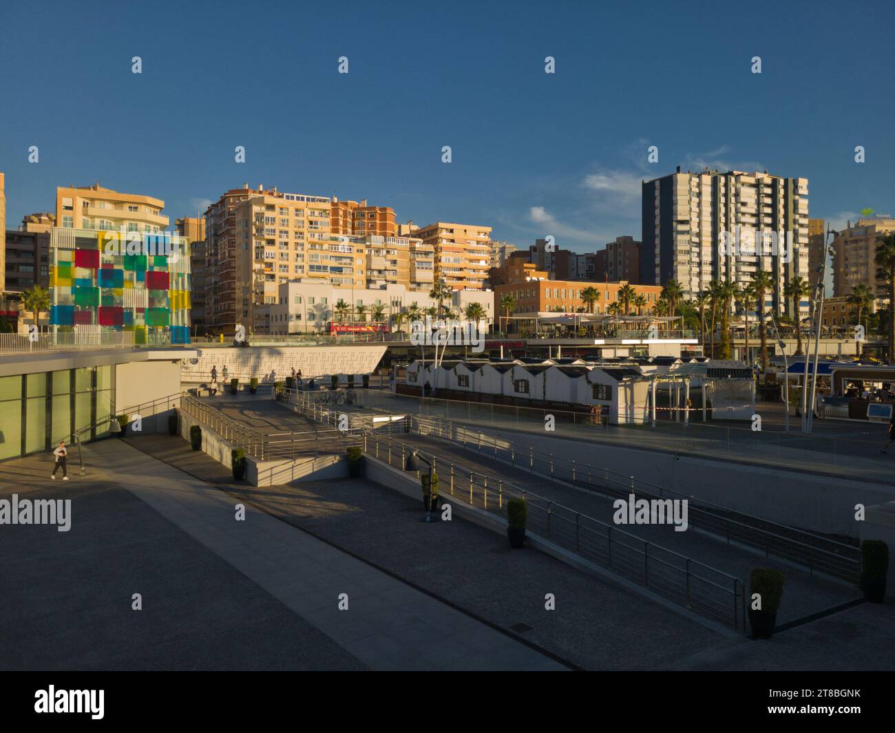 Málaga, Espagne - 14 novembre 2023 : vue depuis le port, le musée Pompidou et d'autres bâtiments. Banque D'Images