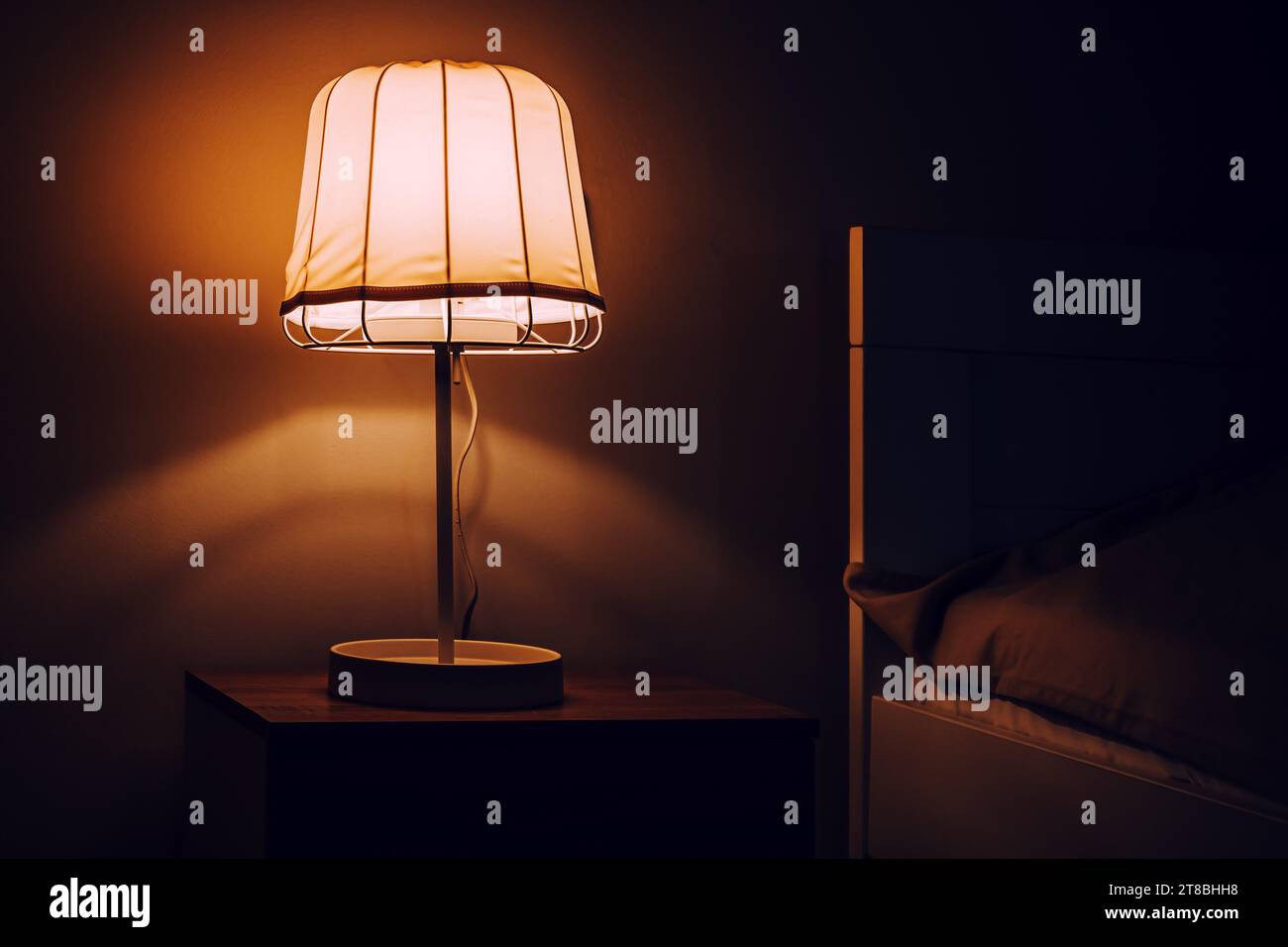 Lampe de chevet de table de nuit dans la chambre à coucher la nuit, mise au point sélective Banque D'Images