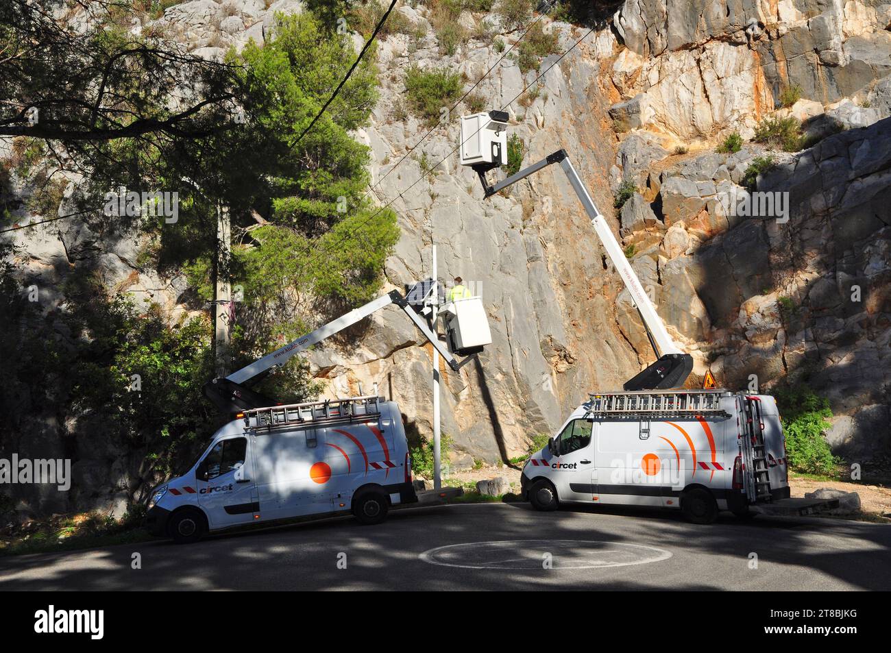 Installation d'éclairage solaire avec camion seau sur la route du Mont Faron Toulon Var Provence Banque D'Images