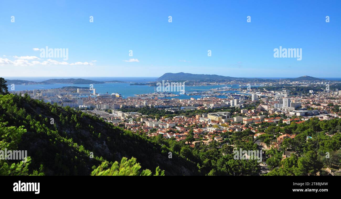 Le port de Toulon Var Provence au départ du Mont Faront Banque D'Images