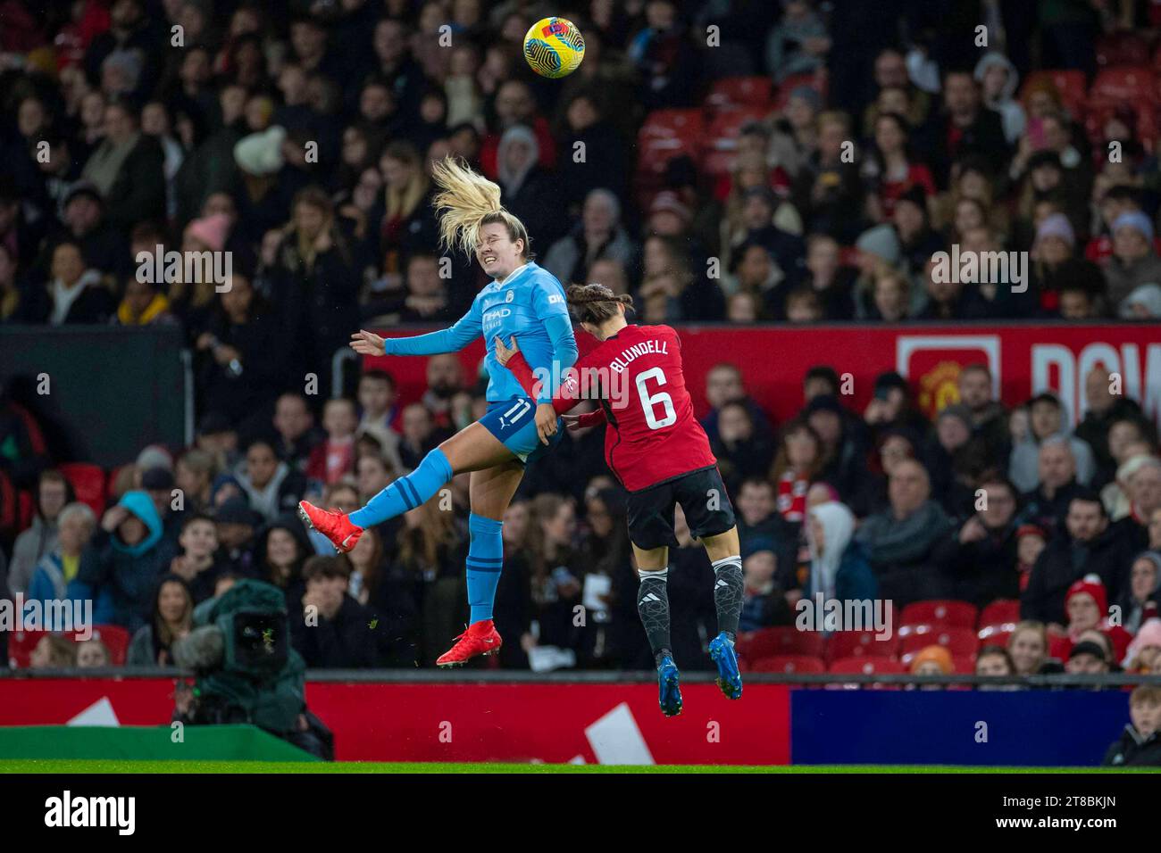 Manchester le dimanche 19 novembre 2023. Lauren Hemp #11 de Manchester City dans le défi aérien avec Hannah Blundell #6 de Manchester United WFC lors du match de Super League féminine de Barclays FA entre Manchester United et Manchester City à Old Trafford, Manchester le dimanche 19 novembre 2023. (Photo : Mike Morese | MI News) crédit : MI News & Sport / Alamy Live News Banque D'Images
