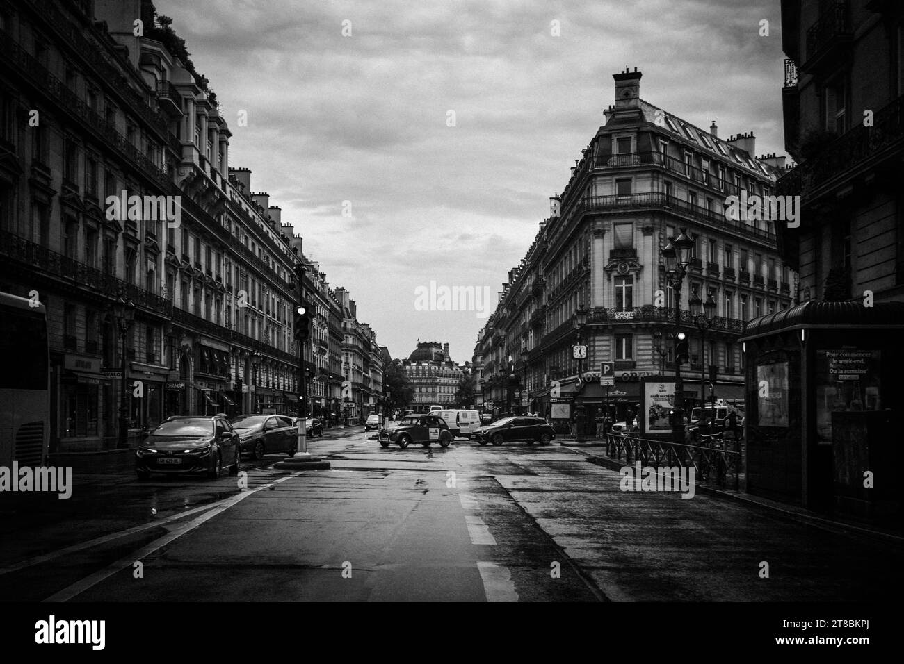 Pluie noir et blanc sur Avenue de l'Opéra, Paris, France. Banque D'Images