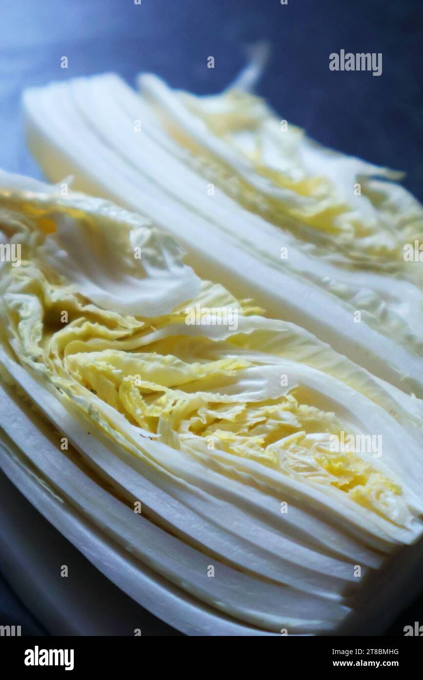 tranché du chou napa sur la planche de pierre. Texture de légumes frais Banque D'Images