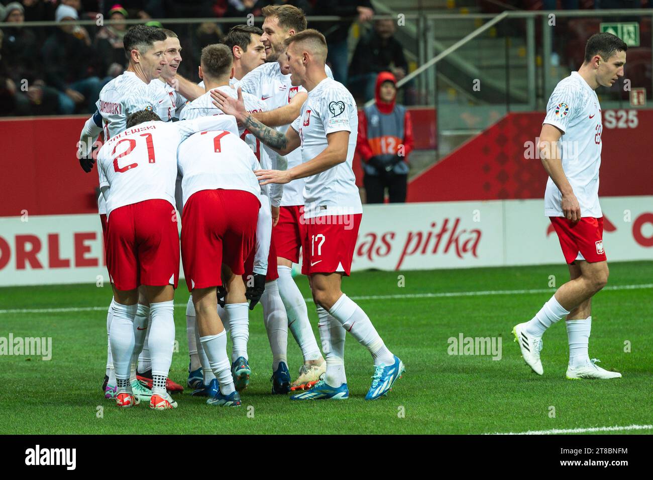 VARSOVIE, POLOGNE - 17 NOVEMBRE 2023 : qualifications pour l'UEFA Euro 2024. Match Pologne - République tchèque 1:1. Joy équipe de Pologne après avoir marqué un but. Banque D'Images