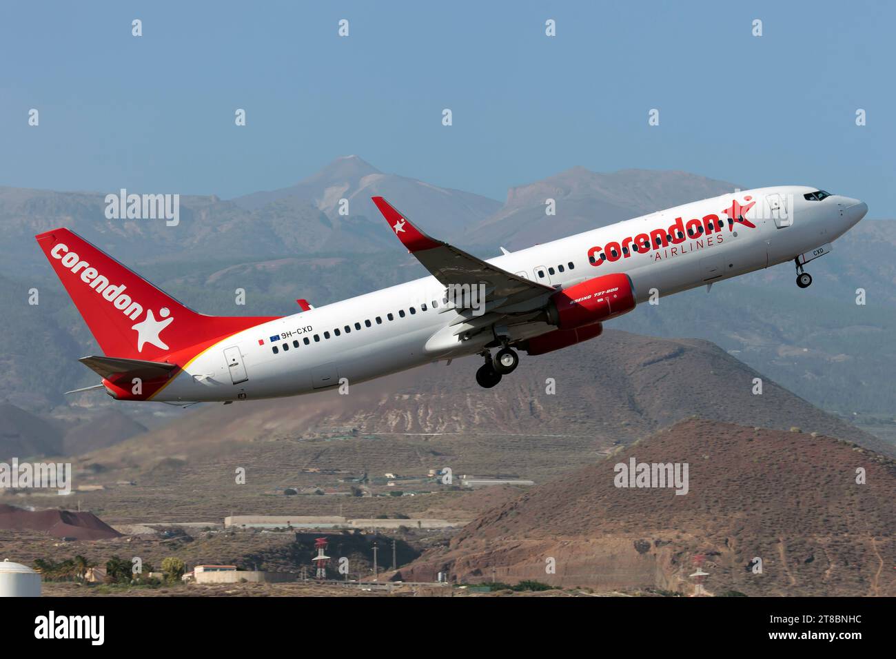 Espagne. 16 novembre 2023. Un Boeing 737-800 de Corendon Airlines décollant de Tenerife sur-Reina SofÃ-a. Corendon Airlines Europe est basée à Malte et avec Corendon Airlines et Corendon Dutch Airlines appartient à Touristic Aviation Services. (Image de crédit : © Fabrizio Gandolfo/SOPA Images via ZUMA Press Wire) USAGE ÉDITORIAL SEULEMENT! Non destiné à UN USAGE commercial ! Banque D'Images