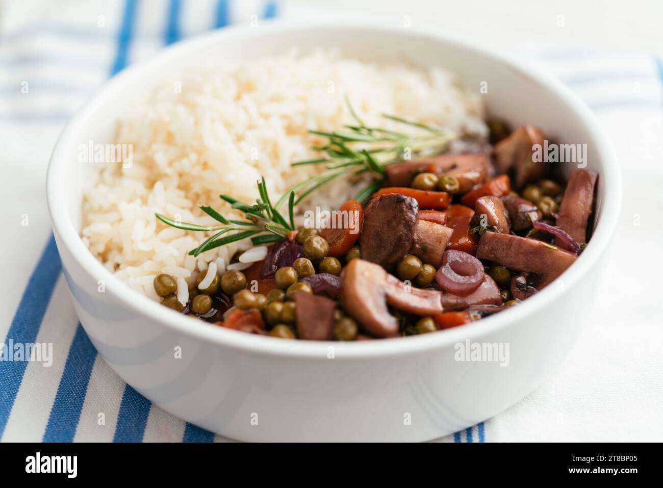Champignon végétalien Bourgogne avec petits pois et carottes sur riz Banque D'Images