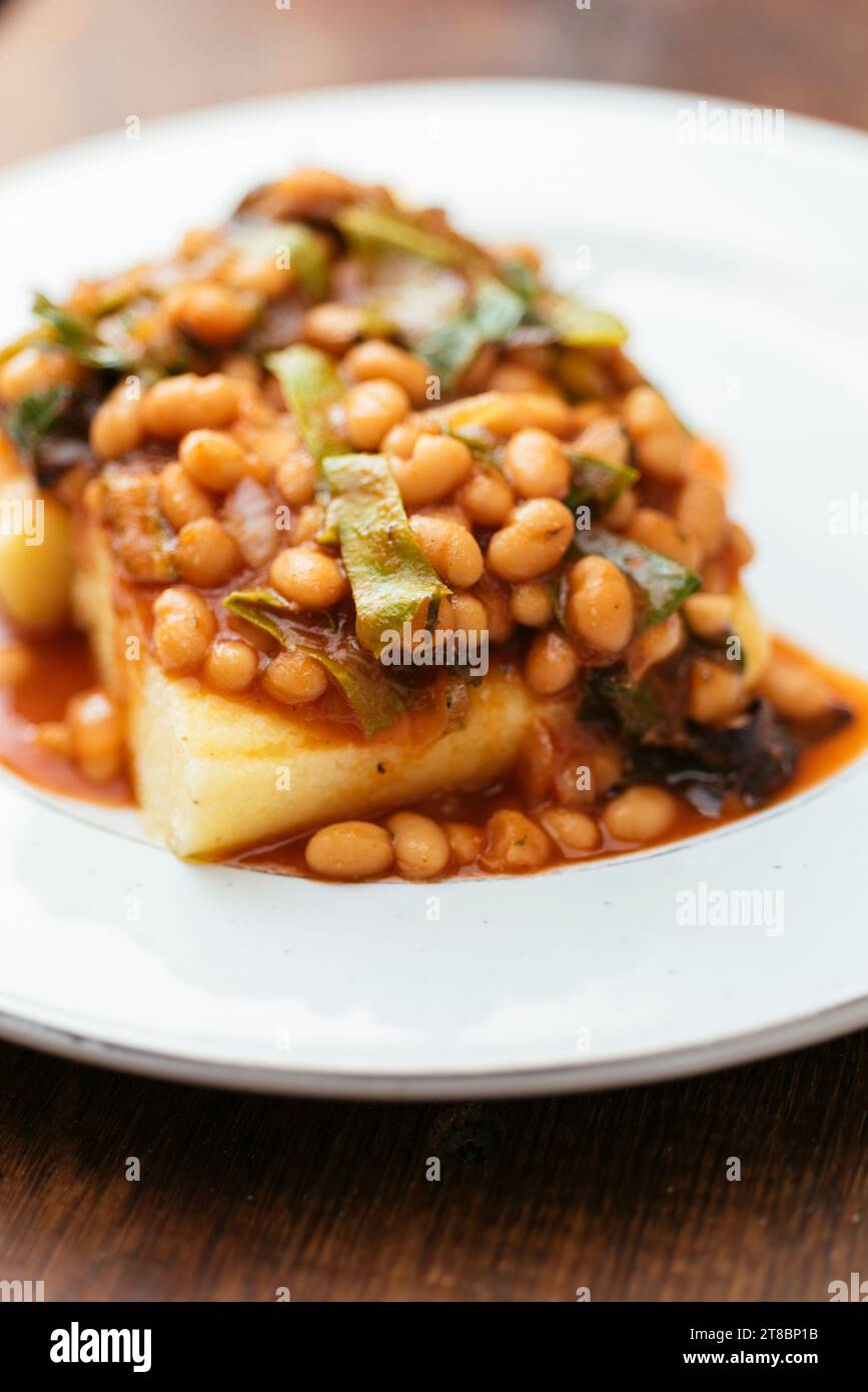 Verger et haricots suisses servis sur polenta. Banque D'Images