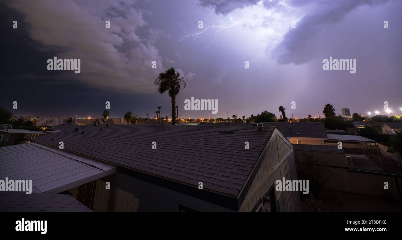 Ciel nocturne rempli d'éclairs, d'averses méchantes et d'avions commerciaux à l'atterrissage rugissent sur Las Vegas depuis un neighbo résidentiel indescriptible Banque D'Images