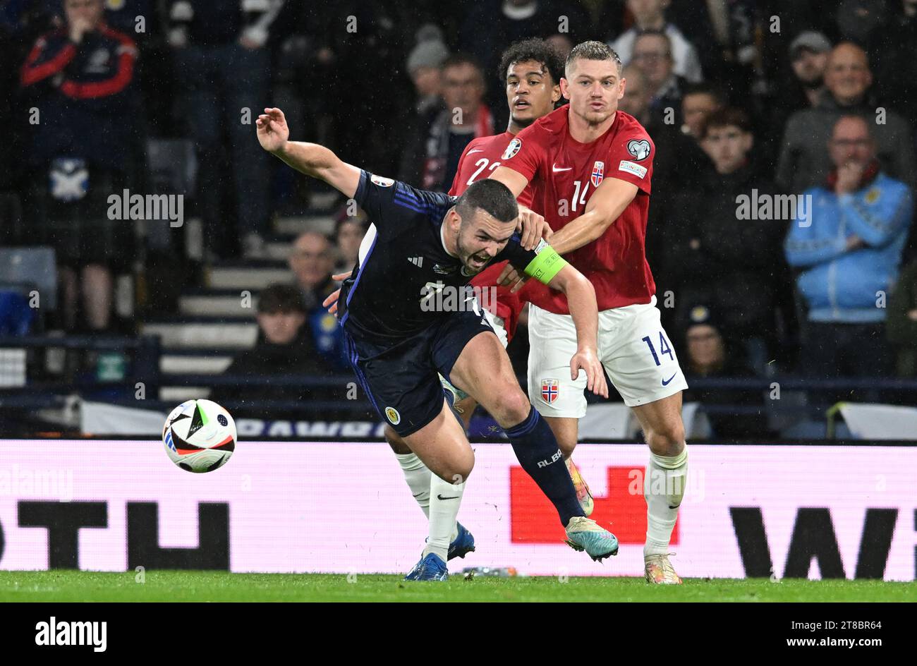 Glasgow, Royaume-Uni. 19 novembre 2023. John McGinn d'Écosse et Julian Ryerson de Norvège lors du match de qualification pour le Championnat d'Europe de l'UEFA à Hampden Park, Glasgow. Le crédit photo devrait se lire : Neil Hanna/Sportimage crédit : Sportimage Ltd/Alamy Live News Banque D'Images