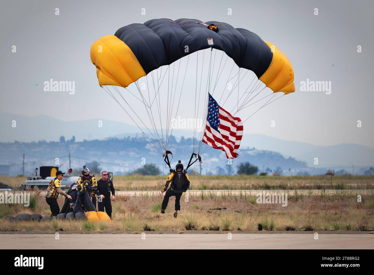 Le SOCOM Para-Commandos atterrit à l'America's Airshow 2023 à Miramar, en Californie. Banque D'Images