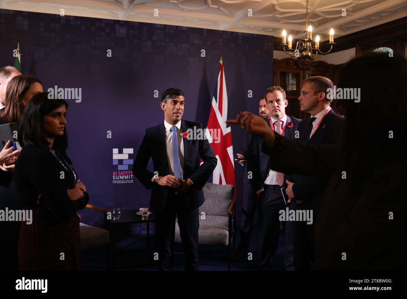 BLETCHLEY PARK, BUCKINGHAMSHIRE, ANGLETERRE, Royaume-Uni - 02 novembre 2023 - le Premier ministre du Royaume-Uni, Rishi Sunak, avec les délégués au Sommet sur la sécurité de l'IA Banque D'Images