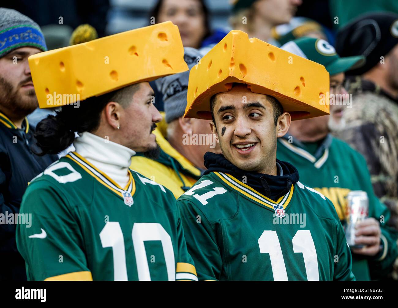 Green Bay, États-Unis. 19 novembre 2023. Les fans des Packers regardent les activités d'avant-match avant le début du match de la NFL entre les Chargers de Los Angeles et les Packers de Green Bay au Lambeau Field le dimanche 19 novembre 2023. Photo de Tannen Maury/UPI crédit : UPI/Alamy Live News Banque D'Images