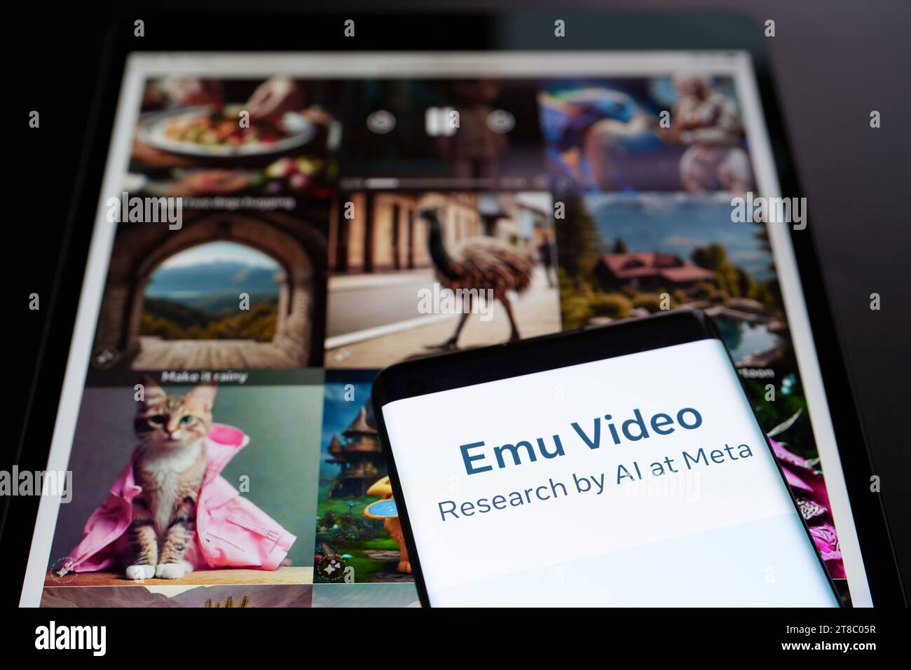 Logo de l'outil EMU Edit et EMU Video vu sur smartphone et ses exemples en arrière-plan. Nouvel outil de génération et d'édition d'images et de vidéos ai de Meta. Banque D'Images