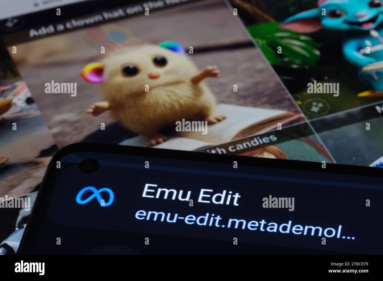 Logo de l'outil EMU Edit et EMU Video vu sur smartphone et ses exemples en arrière-plan. Nouvel outil de génération et d'édition d'images et de vidéos ai de Meta. Banque D'Images