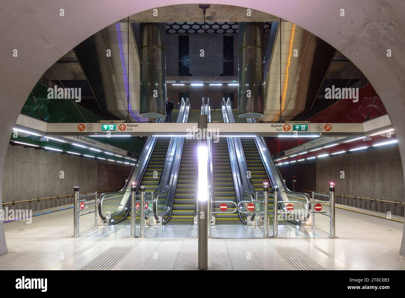 Les escaliers mécaniques à la station Rakoczi ter de la ligne 4 du métro à Budapest Banque D'Images