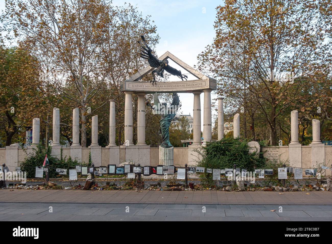 Le mémorial controversé de la seconde Guerre mondiale sur l'occupation allemande à Budapest, en Hongrie, avec une fontaine devant elle Banque D'Images