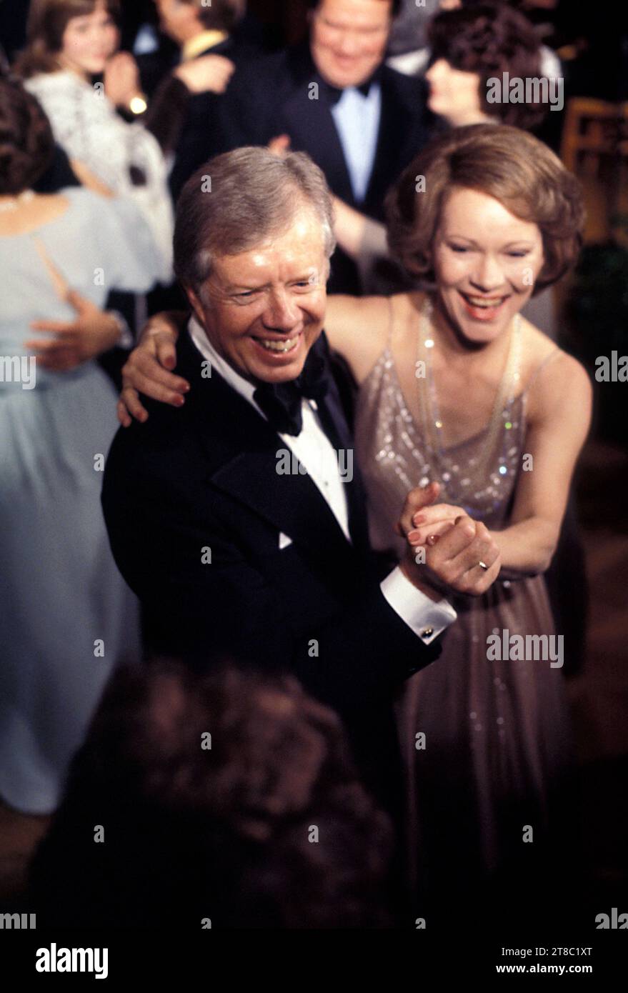 ROSALYNN CARTER (18 août 1927 - 19 novembre 2023) était une écrivaine et militante américaine, qui a été la première dame des États-Unis de 1977 à 1981, en tant qu'épouse du président Jimmy carter. Pendant les décennies où elle a travaillé dans la fonction publique, elle a été une militante de premier plan pour de nombreuses causes, y compris la santé mentale. PHOTO PRISE LE : Washington, District of Columbia, USA : JIMMY CARTER danse avec ROSALYNN CARTER (R) lors d'une fête de la Maison Blanche en 1979. Crédit : Arthur Grace/ZUMAPRESS.com/Alamy Live News Banque D'Images