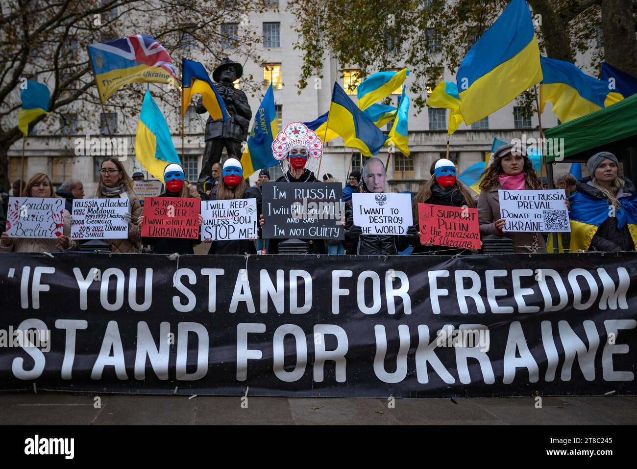 Londres, Royaume-Uni. 19 novembre 2023. Les Ukrainiens poursuivent leurs manifestations hebdomadaires à Whitehall près de Downing Street contre l’escalade de l’agression russe dans l’est de leur pays. Les Ukrainiens et leurs partisans continuent de maintenir la pression et demandent au gouvernement britannique d’augmenter le niveau de sanction contre la Russie et le Kremlin alors que les forces russes continuent d’attaquer des régions d’Ukraine. La manifestation était organisée par support Ukraine Ltd et Women Fight 4 UA. Crédit : Guy Corbishley/Alamy Live News Banque D'Images