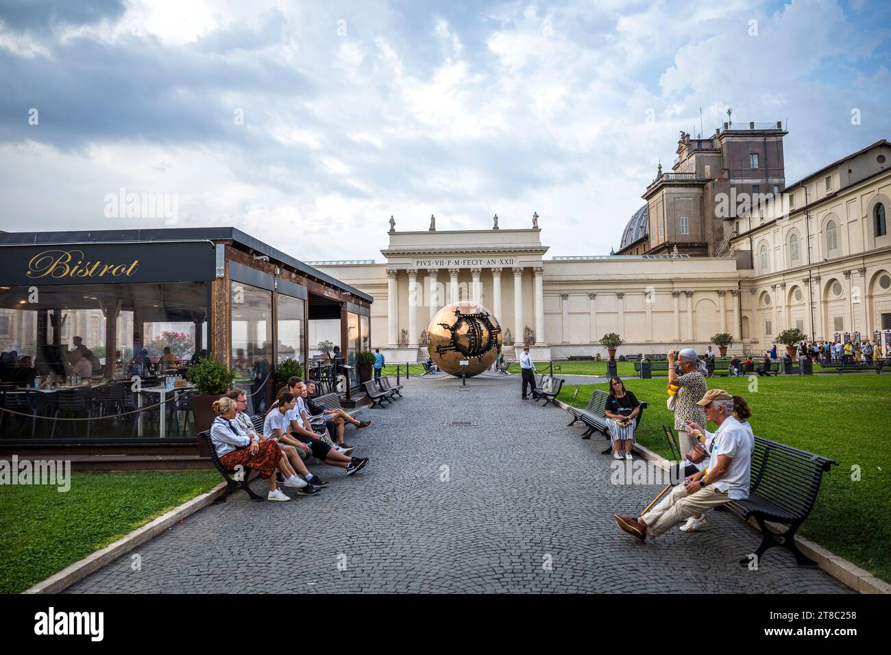 Cour du Musée du Vatican à Rome en Italie avec la sphère en bronze d'art moderne par Arnaldo Pomodoro Banque D'Images