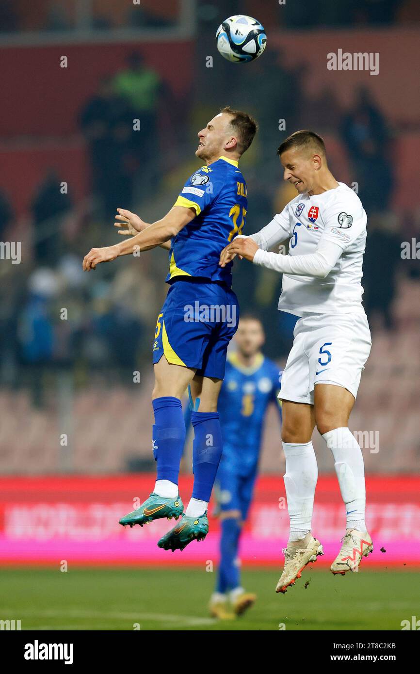 Zenica, Bosnie-Herzégovine. 19 novembre 2023. Nemanja Bilbija de Bosnie-Herzégovine et Lubomir Satka de Slovaquie sautant pour un ballon lors du match de qualification européen UEFA EURO 2024 entre la Bosnie-Herzégovine et la Slovaquie au Bilino Polje Stadium le 18 novembre 2023 à Zenica, Bosnie-Herzégovine. Photo : Armin Durgut/PIXSELL crédit : Pixsell/Alamy Live News Banque D'Images