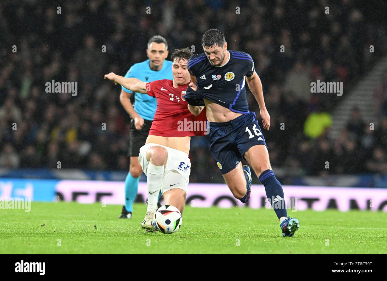 Glasgow, Royaume-Uni. 19 novembre 2023. J¿rgen Strand Larsen, de Norvège, et Scott McKenna, d’Écosse, lors du match de qualification pour le Championnat d’Europe de l’UEFA à Hampden Park, Glasgow. Le crédit photo devrait se lire : Neil Hanna/Sportimage crédit : Sportimage Ltd/Alamy Live News Banque D'Images