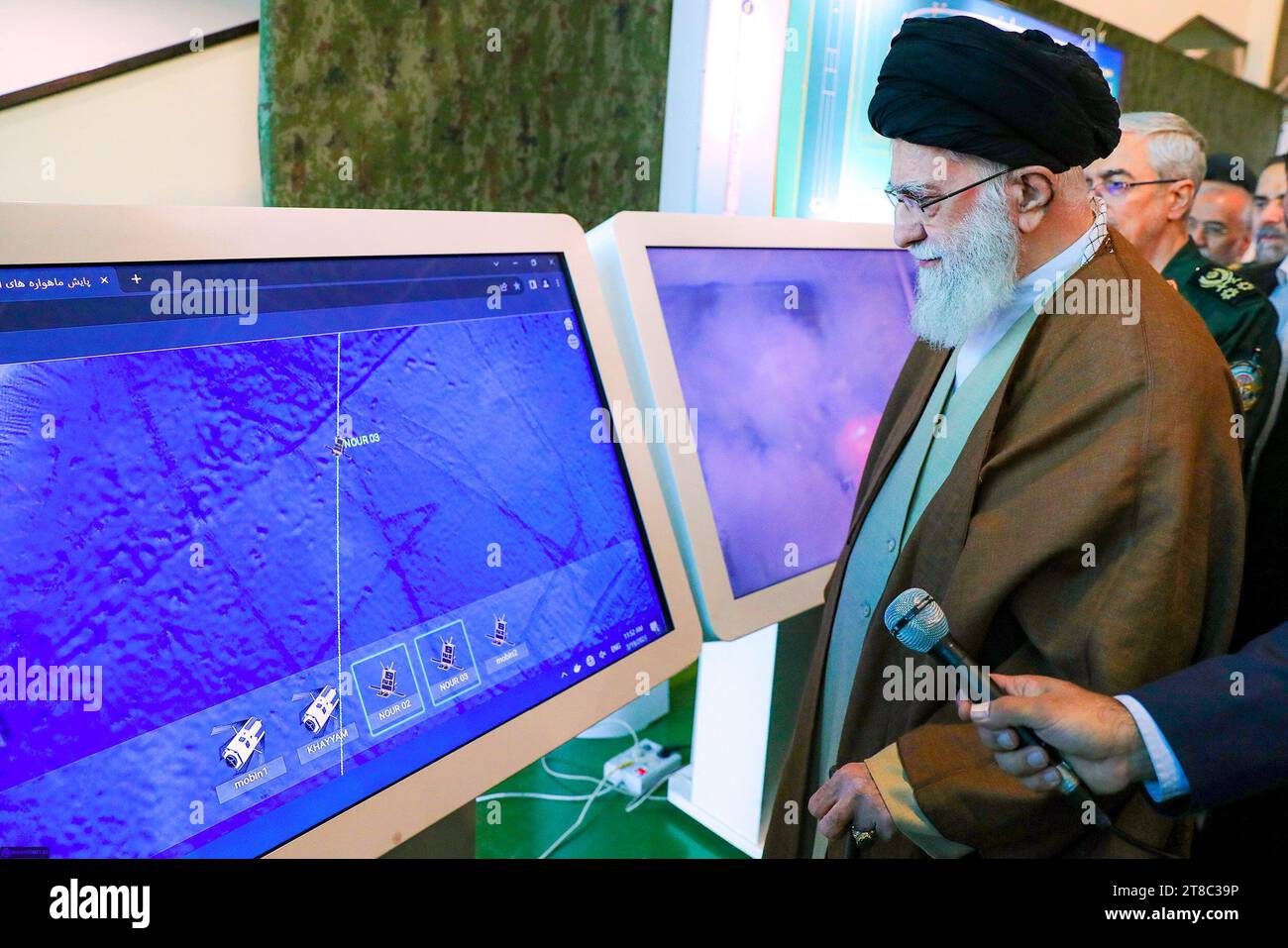 Téhéran, Iran. 19 novembre 2023. Le Guide suprême iranien, l’ayatollah ALI KHAMENEI, visite l’exposition sur les réalisations aérospatiales du corps des gardiens de la révolution islamique (CGRI) à l’Université des sciences et technologies aérospatiales d’Ashura. L'exposition comprend les secteurs des missiles, des drones, de la défense et de l'espace. (Image de crédit : © Bureau du leader suprême iranien via ZUMA Press Wire) USAGE ÉDITORIAL SEULEMENT! Non destiné à UN USAGE commercial ! Banque D'Images