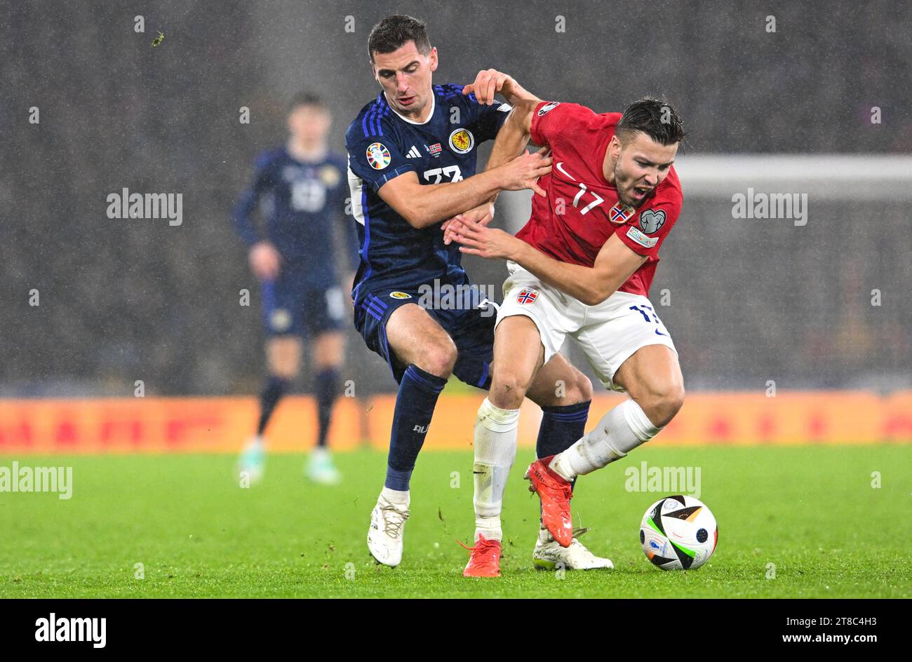 Glasgow, Royaume-Uni. 19 novembre 2023. Kenny McLean d'Écosse et Fredrik BJ¿rkan de Norvège lors du match de qualification pour le Championnat d'Europe de l'UEFA à Hampden Park, Glasgow. Le crédit photo devrait se lire : Neil Hanna/Sportimage crédit : Sportimage Ltd/Alamy Live News Banque D'Images