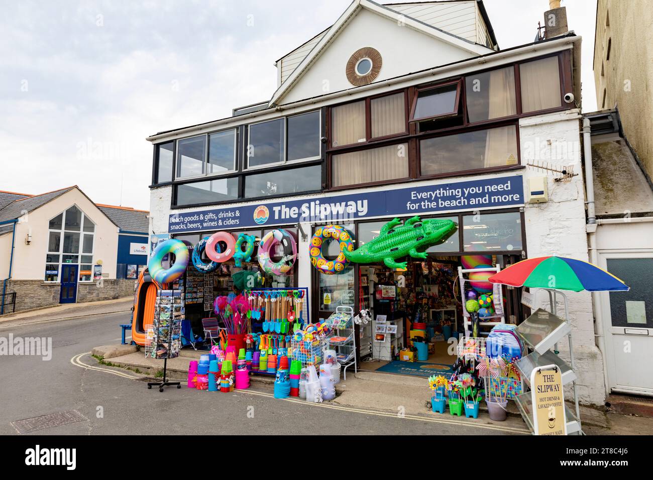 Magasin traditionnel de marchandises de plage de Lyme Regis Dorset sur la promenade vendant des seaux et des bêches, jouets gonflables de plage, Angleterre, Royaume-Uni, 2023 Banque D'Images
