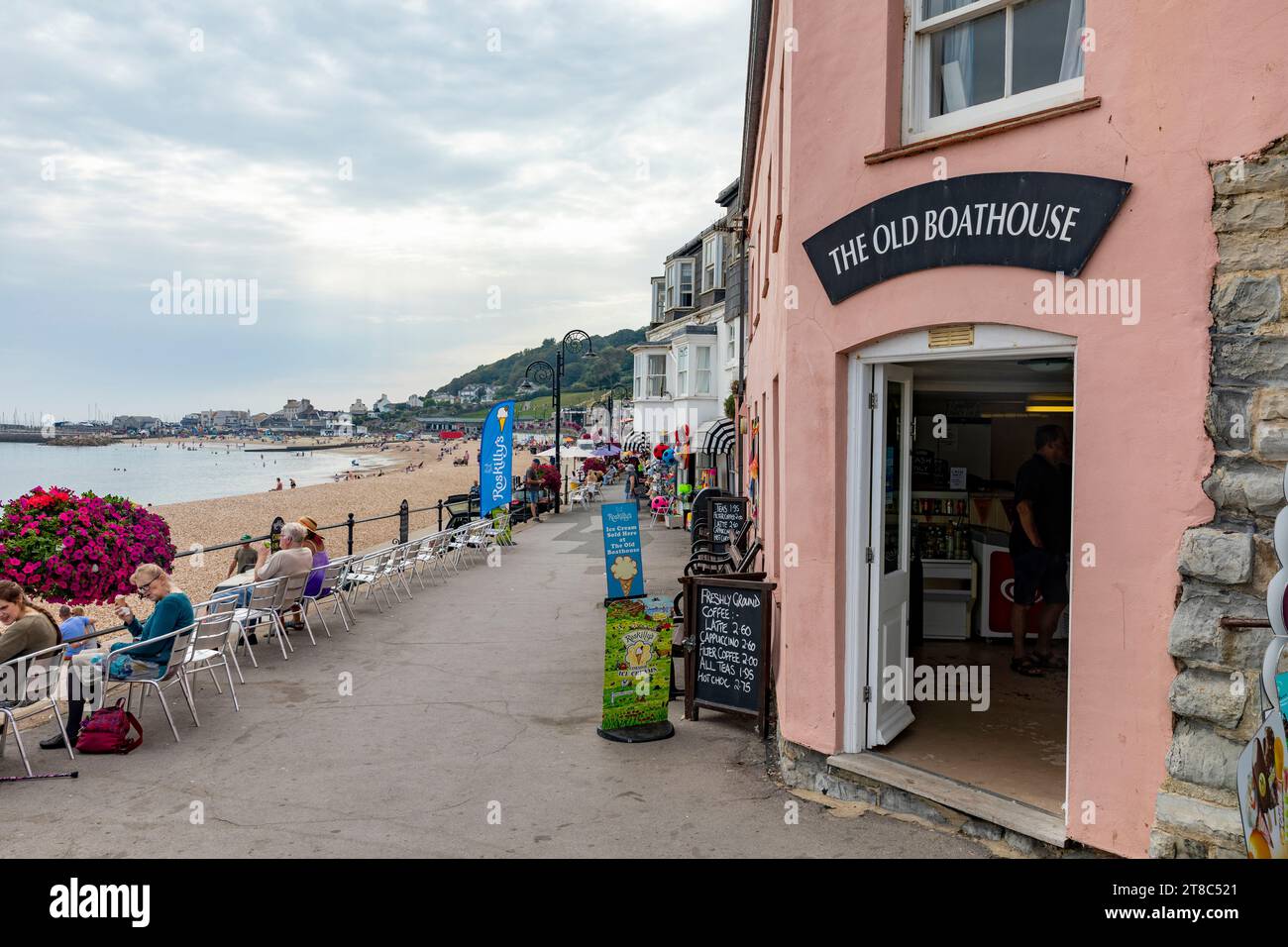 Promenade de Lyme Regis et front de mer avec Old Boathouse café et restaurant, Dorset, Angleterre, Royaume-Uni, 2023 Banque D'Images
