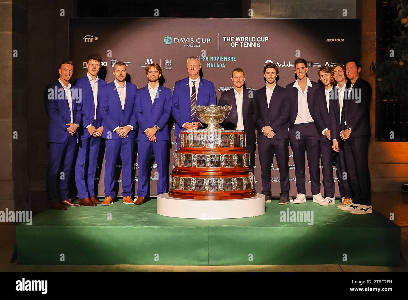 Malaga, Malaga, Espagne. 20 novembre 2023. Équipe République tchèque et équipe Australie, U. A. Jiri Lehecka (CZE), Tomas Machac (CZE), Jakub Mensik (CZE), Adam Pavlasek (CZE), Jaroslav Navratil (CZE) - Capitaine, Alex de Minaur (AUS), Max Purcell (AUS), Jordan Thompson (AUS), Thanasi Kokkinakis (Aden) Lleyton Hewitt (AUS) - Capitaine d'équipe lors de la finale de la coupe Davis à Malaga à l'Arena of Unicaja (crédit image : © Mathias Schulz/ZUMA Press Wire) À USAGE ÉDITORIAL SEULEMENT! Non destiné à UN USAGE commercial ! Banque D'Images