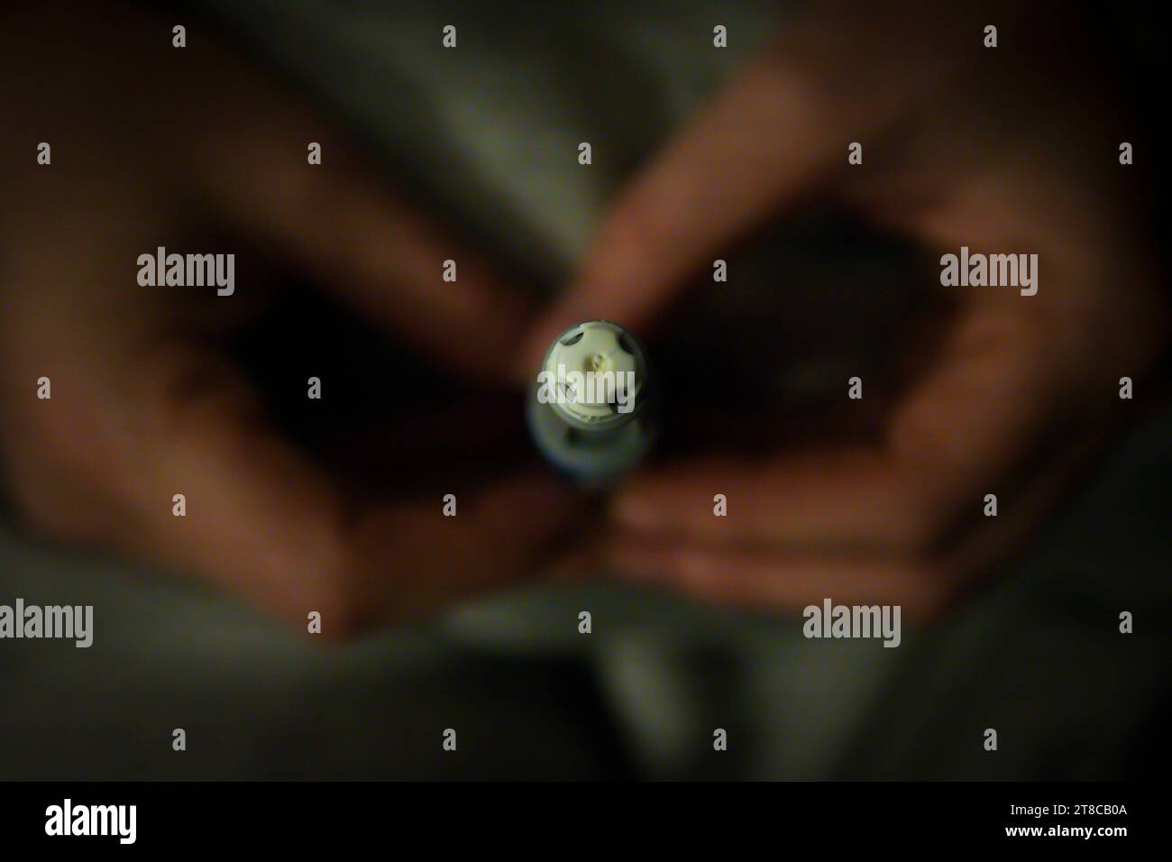 Varsovie, Pologne. 19 novembre 2023. Une femme tient un stylo à aiguille Ozempic sur cette photographie prise à Varsovie, en Pologne, le 19 novembre 2023. Le régulateur allemand BfArM envisage d’interdire l’exportation du médicament Ozempic pour la perte de poids, fabriqué par la société danoise Novo Nordisk en raison des pénuries causées par la popularité aux États-Unis. Ozempic est généralement prescrit à la patience avec le diabète ou un risque ou de contracter le diabète, mais Ozempc est également efficace comme solution autonome de perte de poids. (Photo Jaap Arriens/Sipa USA) crédit : SIPA USA/Alamy Live News Banque D'Images