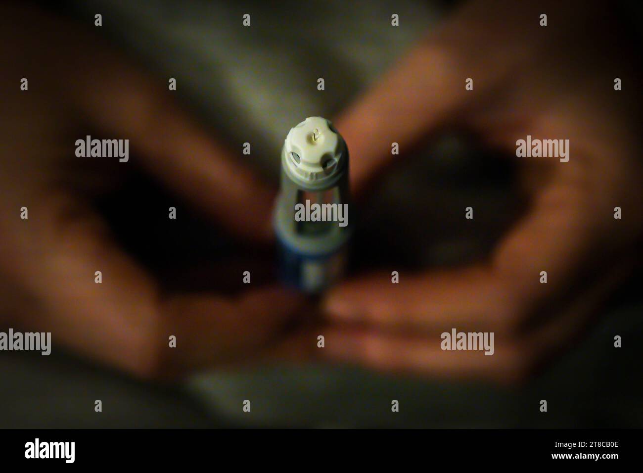 Varsovie, Pologne. 19 novembre 2023. Une femme tient un stylo à aiguille Ozempic sur cette photographie prise à Varsovie, en Pologne, le 19 novembre 2023. Le régulateur allemand BfArM envisage d’interdire l’exportation du médicament Ozempic pour la perte de poids, fabriqué par la société danoise Novo Nordisk en raison des pénuries causées par la popularité aux États-Unis. Ozempic est généralement prescrit à la patience avec le diabète ou un risque ou de contracter le diabète, mais Ozempc est également efficace comme solution autonome de perte de poids. (Photo Jaap Arriens/Sipa USA) crédit : SIPA USA/Alamy Live News Banque D'Images