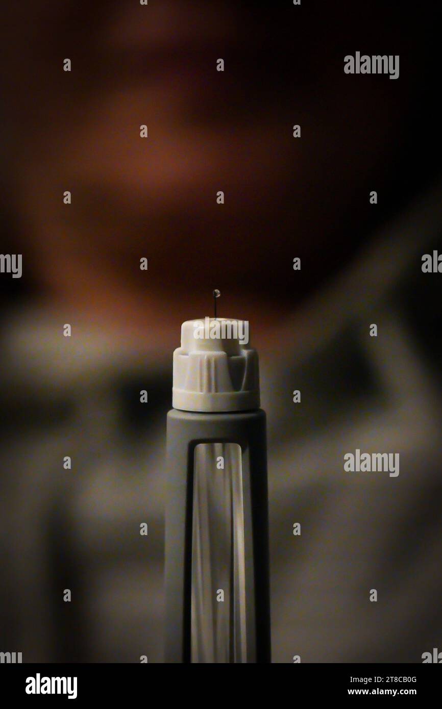 Varsovie, Pologne. 19 novembre 2023. Une femme tient un stylo à aiguille Ozempic sur cette photographie prise à Varsovie, en Pologne, le 19 novembre 2023. Le régulateur allemand BfArM envisage d’interdire l’exportation du médicament Ozempic pour la perte de poids, fabriqué par la société danoise Novo Nordisk en raison des pénuries causées par la popularité aux États-Unis. Ozempic est généralement prescrit à la patience avec le diabète ou un risque ou de contracter le diabète, mais Ozempc est également efficace comme solution autonome de perte de poids. (Photo Jaap Arriens/Sipa USA) crédit : SIPA USA/Alamy Live News Banque D'Images