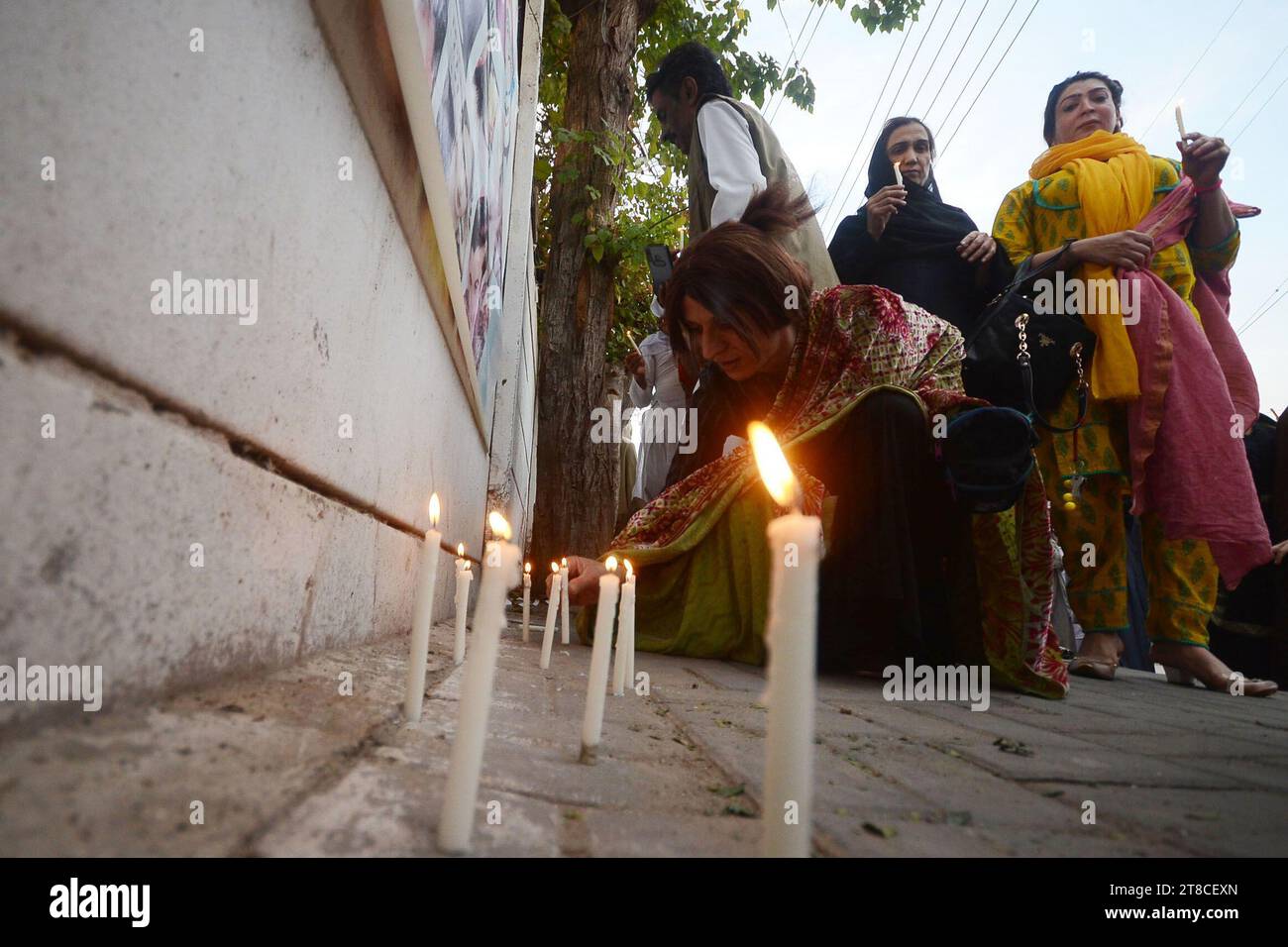 Peshawar, Pakistan. 17 novembre 2023. Les membres de la communauté transgenre crient des slogans lors d'une veillée et protestent pour revendiquer leurs droits. Selon les groupes de défense des droits, les personnes transgenres sont les membres les plus ostracisés de la société pakistanaise, et la violence à leur égard, souvent de la part de ceux qui sont les plus proches d'eux, est très élevée. (Image de crédit : © Hussain Ali/ZUMA Press Wire) USAGE ÉDITORIAL SEULEMENT! Non destiné à UN USAGE commercial ! Banque D'Images