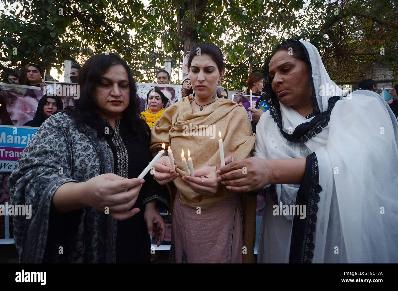 Peshawar, Pakistan. 17 novembre 2023. Les membres de la communauté transgenre crient des slogans lors d'une veillée et protestent pour revendiquer leurs droits. Selon les groupes de défense des droits, les personnes transgenres sont les membres les plus ostracisés de la société pakistanaise, et la violence à leur égard, souvent de la part de ceux qui sont les plus proches d'eux, est très élevée. (Image de crédit : © Hussain Ali/ZUMA Press Wire) USAGE ÉDITORIAL SEULEMENT! Non destiné à UN USAGE commercial ! Banque D'Images