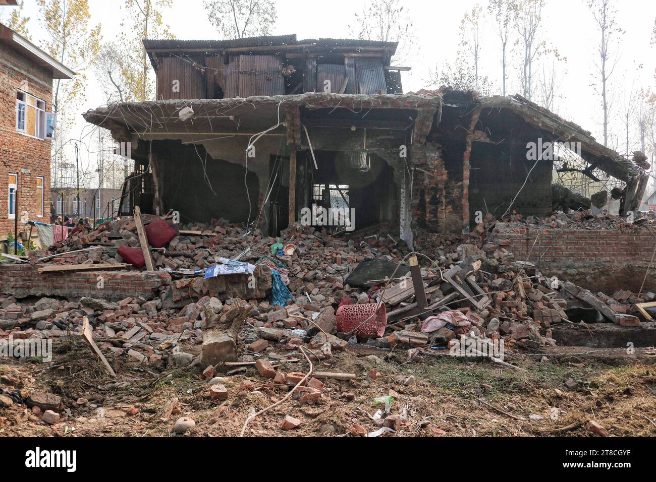 Cinq militants tués dans un combat d'armes à feu au Cachemire Sud 17 novembre 2023, Srinagar Cachemire, Inde : Une maison endommagée lors d'une fusillade dans le district de Kulgam du Cachemire Sud à environ 80 kilomètres de Srinagar où cinq militants ont été tués entre les forces de sécurité indiennes et des militants à Kulgam. Srinagar Kashmir India Copyright : xFirdousxNazirxEyepixxGroupx crédit : Imago/Alamy Live News Banque D'Images