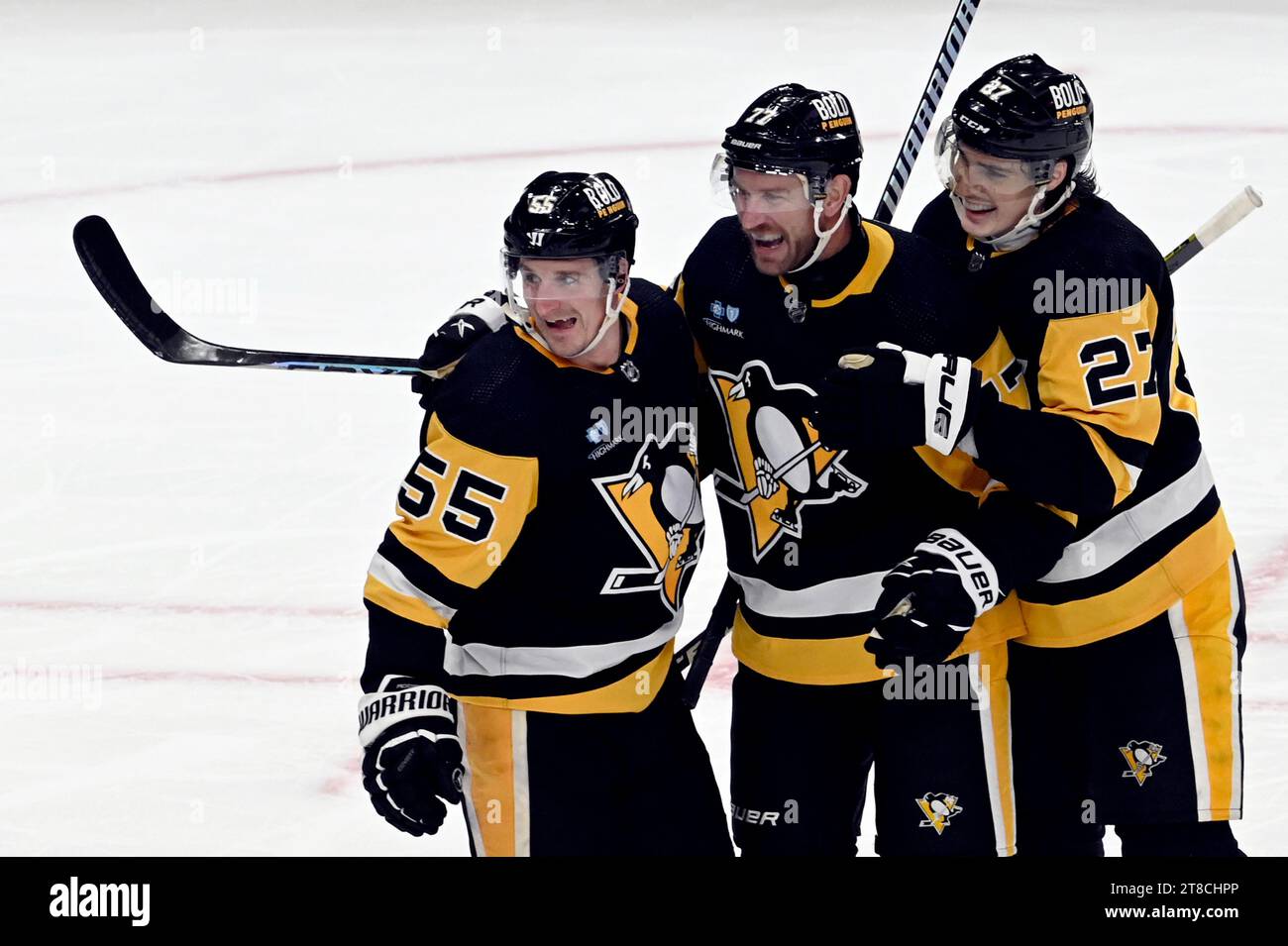 Pittsburgh, États-Unis. 19 novembre 2023. Le centre des Penguins de Pittsburgh Noel Acciari (55) célèbre son but avec le centre des Penguins de Pittsburgh Jeff carter (77) et le défenseur des Penguins de Pittsburgh Ryan graves (27) en deuxième période contre les Golden Knights de Vegas au PPG Paints Arena à Pittsburgh le dimanche 19 novembre 2023. Photo de Archie Carpenter/UPI. Crédit : UPI/Alamy Live News Banque D'Images