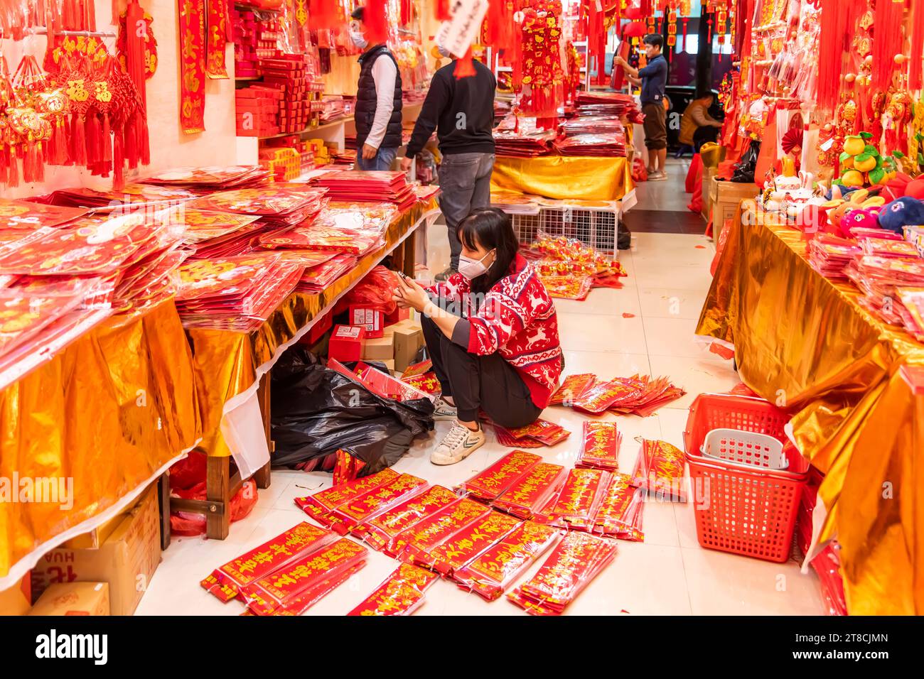 SHEN ZHEN, CHINE - 13 janvier 2023 : les gens achètent la décoration de tradition chinoise et les symboles de bonne chance pour le nouvel an chinois au marché aux fleurs de Shenzhen Banque D'Images