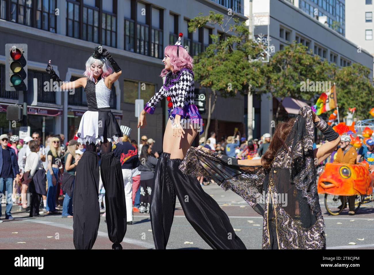 Deux jeunes femmes montrées marchant sur pilotis lors de la 44e Doo Dah Parade dans la ville de Pasadena. Banque D'Images