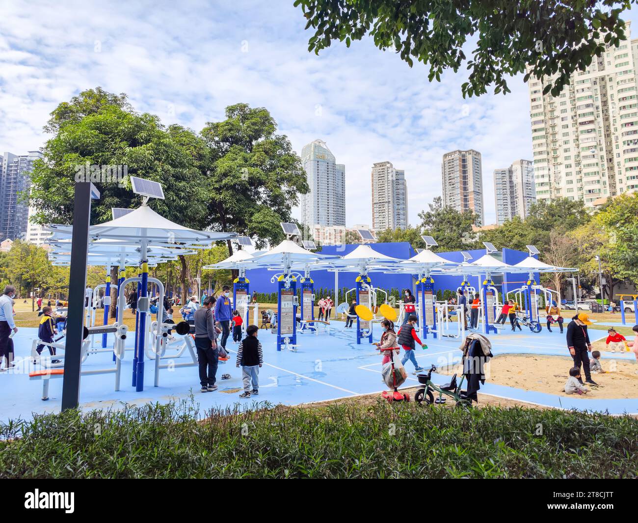 SHEN ZHEN, CHINE - janvier 7,2023 : le terrain de jeu moderne pour enfants avec lampadaires solaires dans le parc Banque D'Images