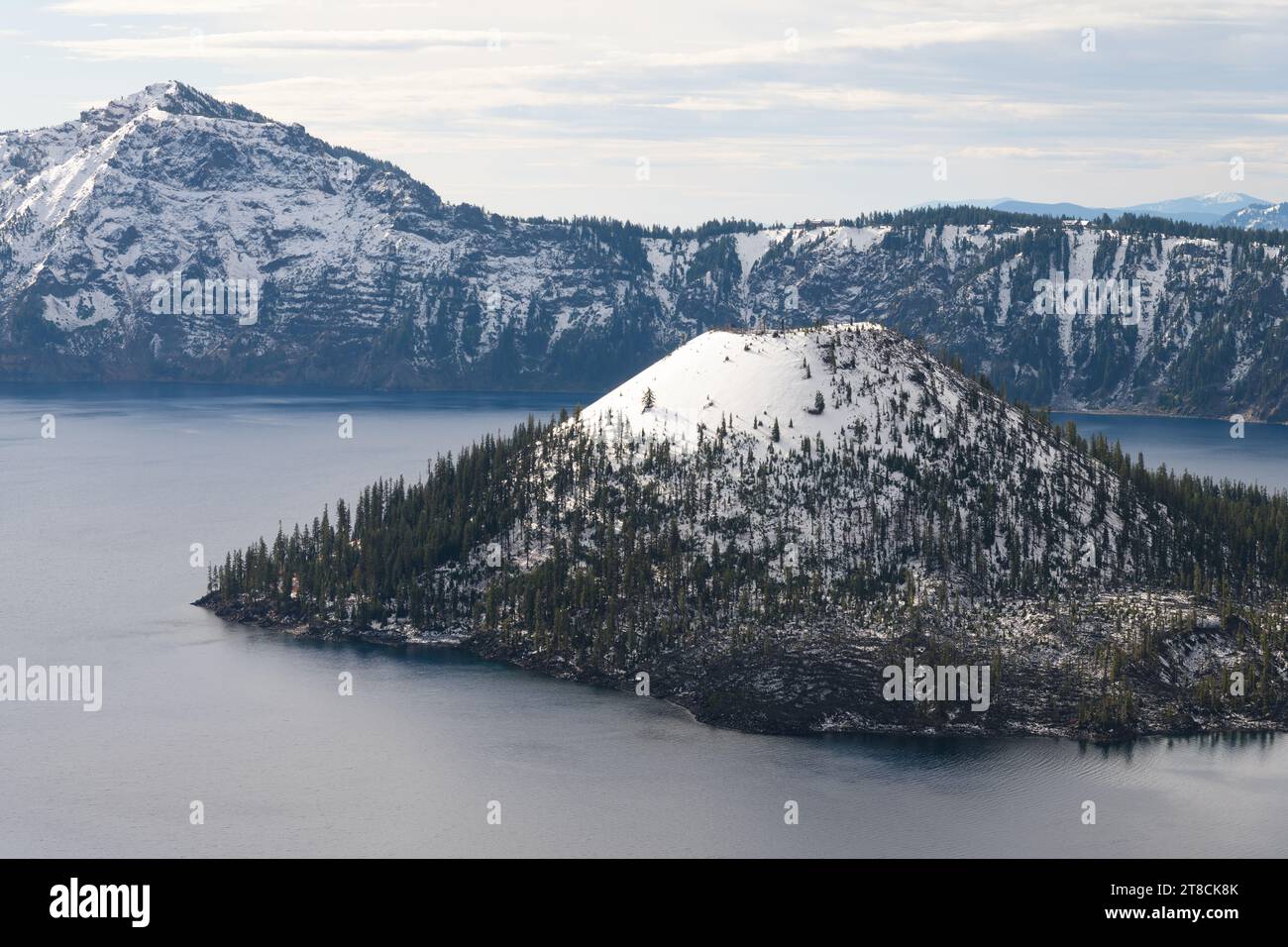 La première neige de l'année époussette Wizard Island dans le parc national de Crater Lake et sur le bord Banque D'Images