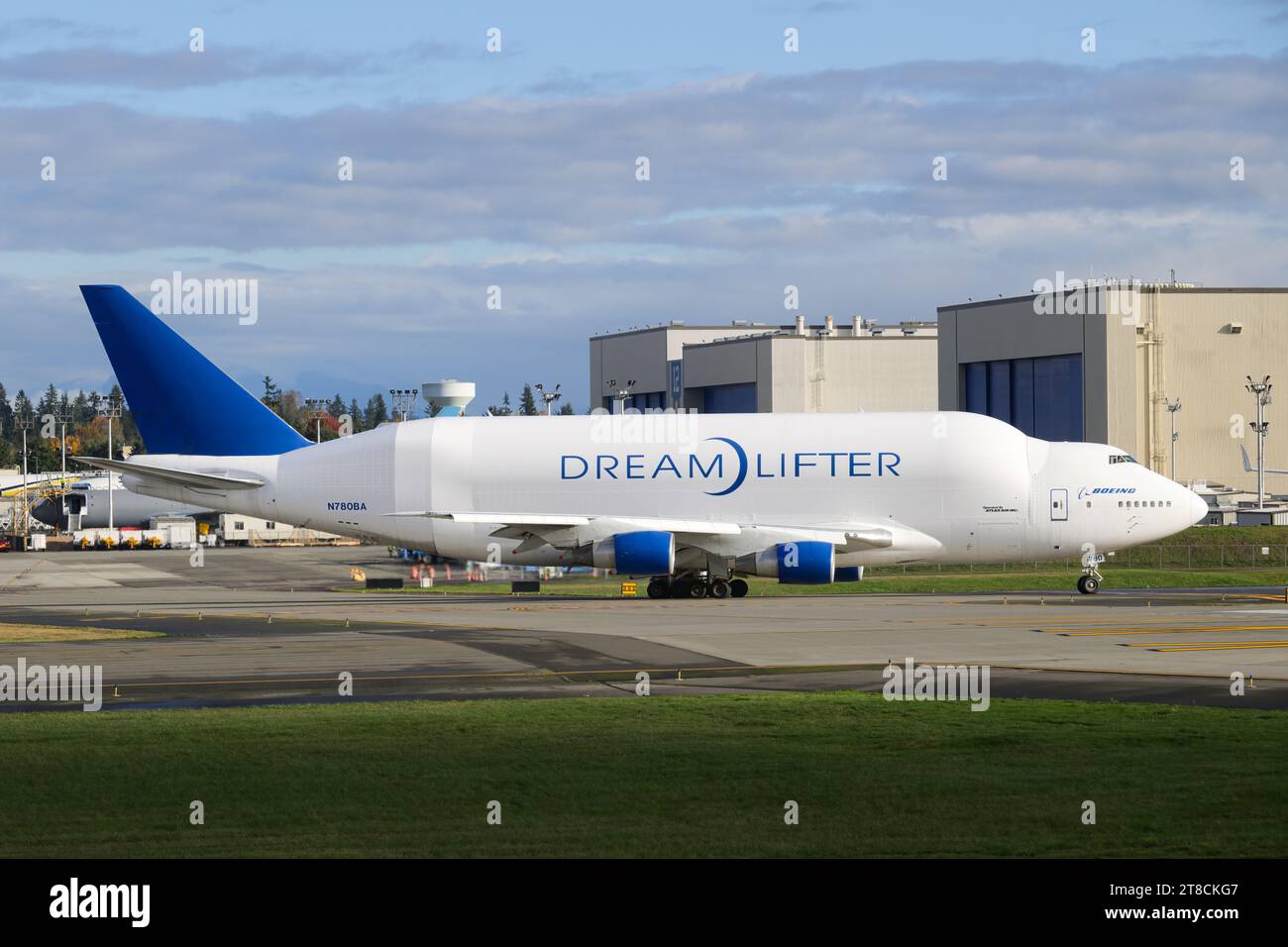 Everett, WA, États-Unis - 13 novembre 2023 ; Boeing a modifié le 747 Dreamlifter exploité par Atlas Air à Paine Field en face du bâtiment de l'usine Banque D'Images