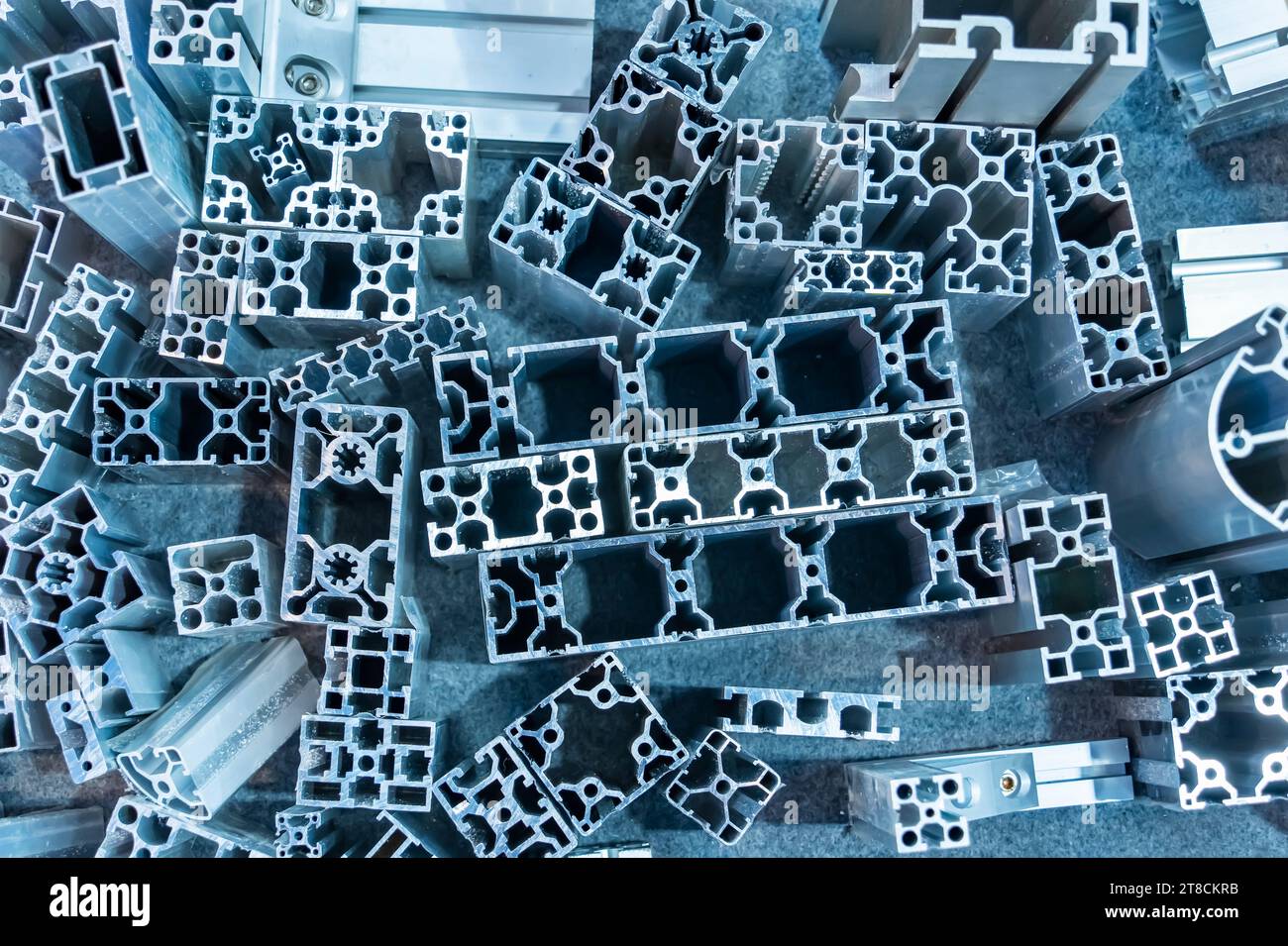 Les coupes transversales de l'aluminium extrudé en aluminium ou câble pour utilisation dans la fabrication et la fabrication Banque D'Images