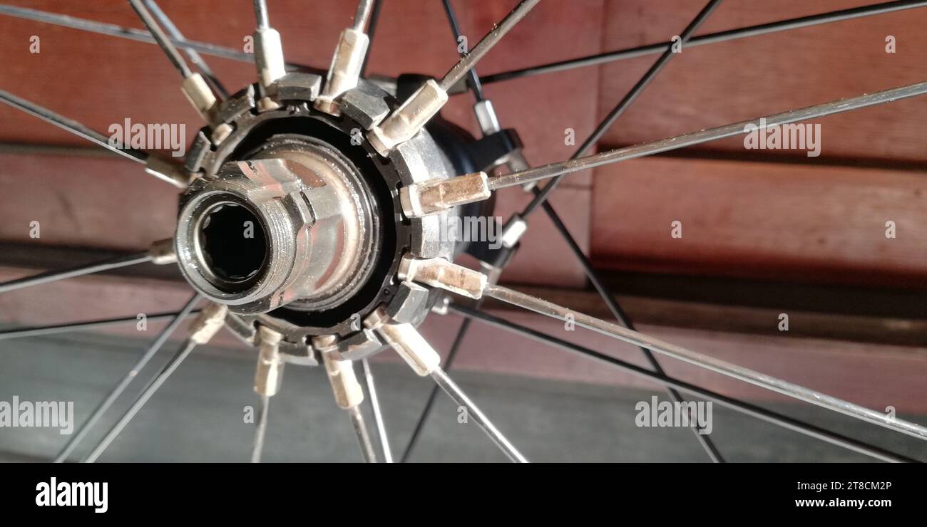 Arrière-plan de concept de réparation et de remplacement de vélo de roue arrière de vélo. Gros plan sur les pièces cassées Banque D'Images