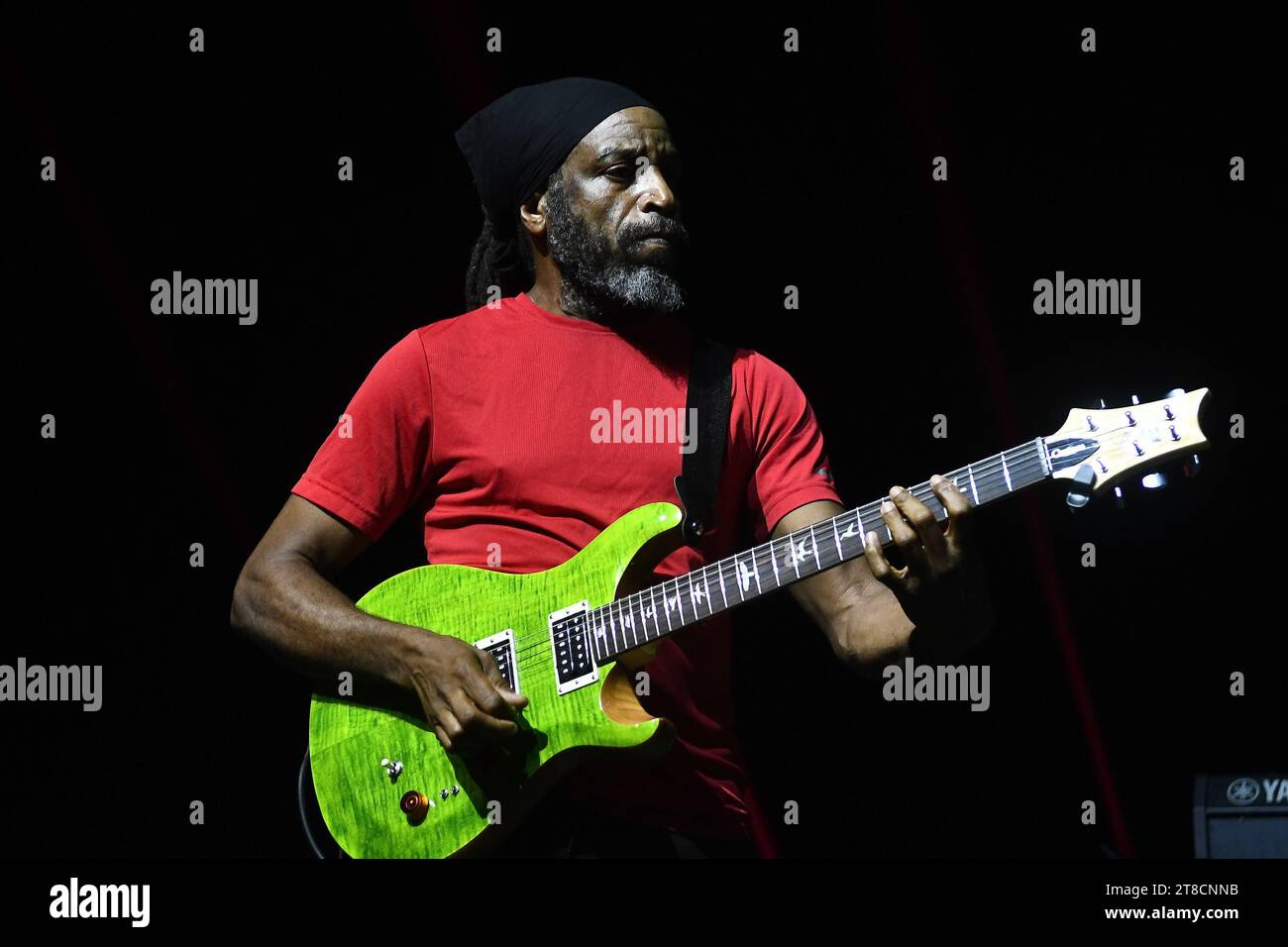 Rio de Janeiro, Brésil, 17 novembre 2023. Le guitariste Wendel Ferraro, du groupe de reggae The Wailers, lors d'un concert au Qualistage, dans la ville de Banque D'Images